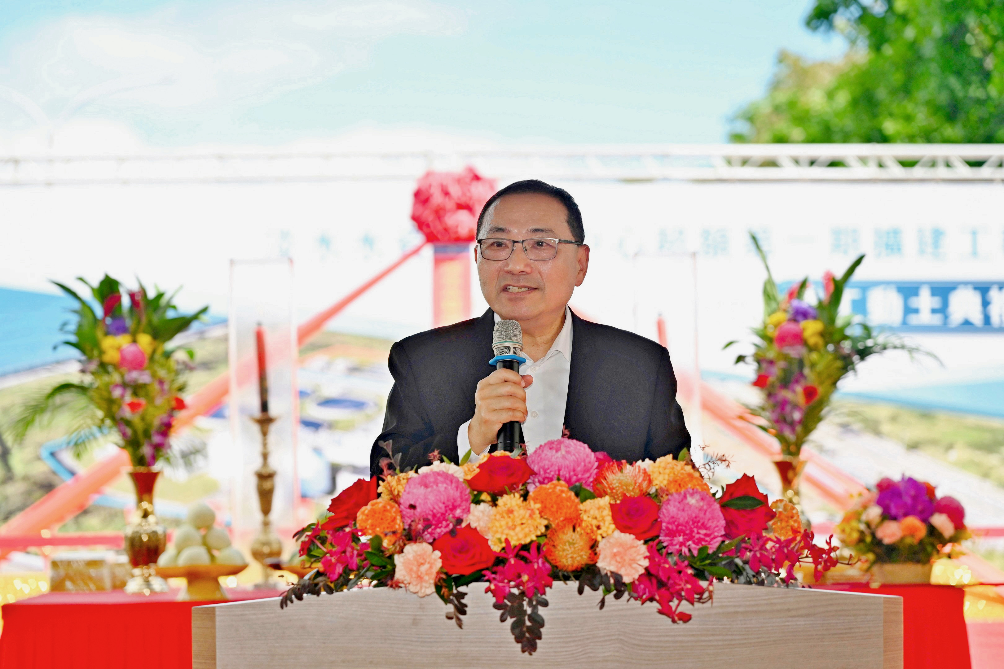 1.新北市長侯友宜今（19）日出席「淡水水資源回收中心超額第一期擴建工程」開工動土典禮，祈求工程平安順利。