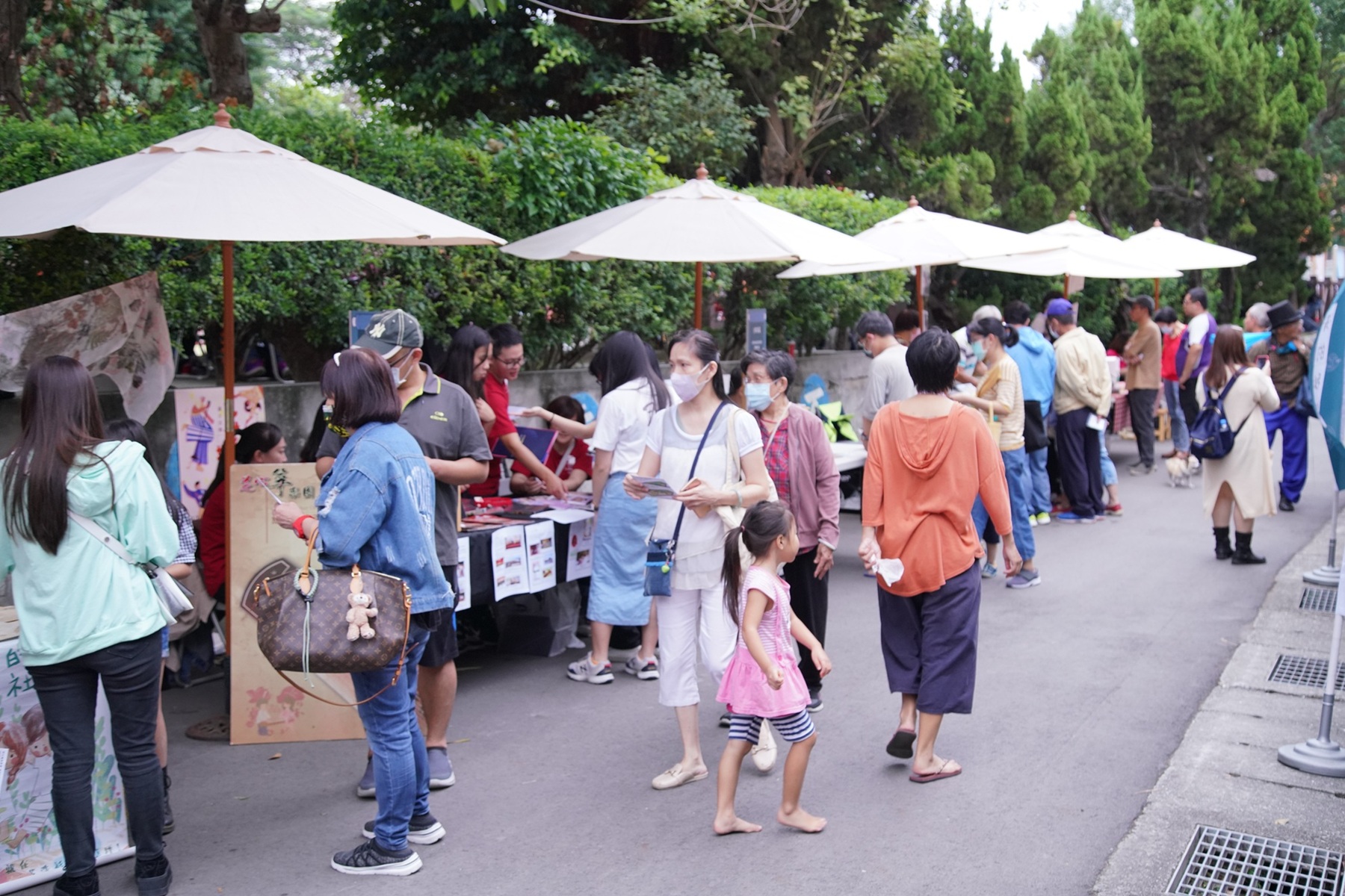 特色市集「集水小攤」匯集新北各地社造團隊，展現豐富的在地文化特色。