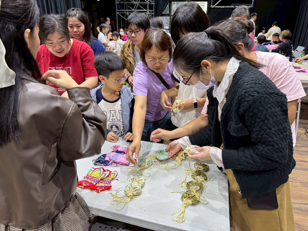 2026新北市社造成果展「捏雲工作坊」推出親子解謎、戲劇遊戲，以及手作體驗等活動。