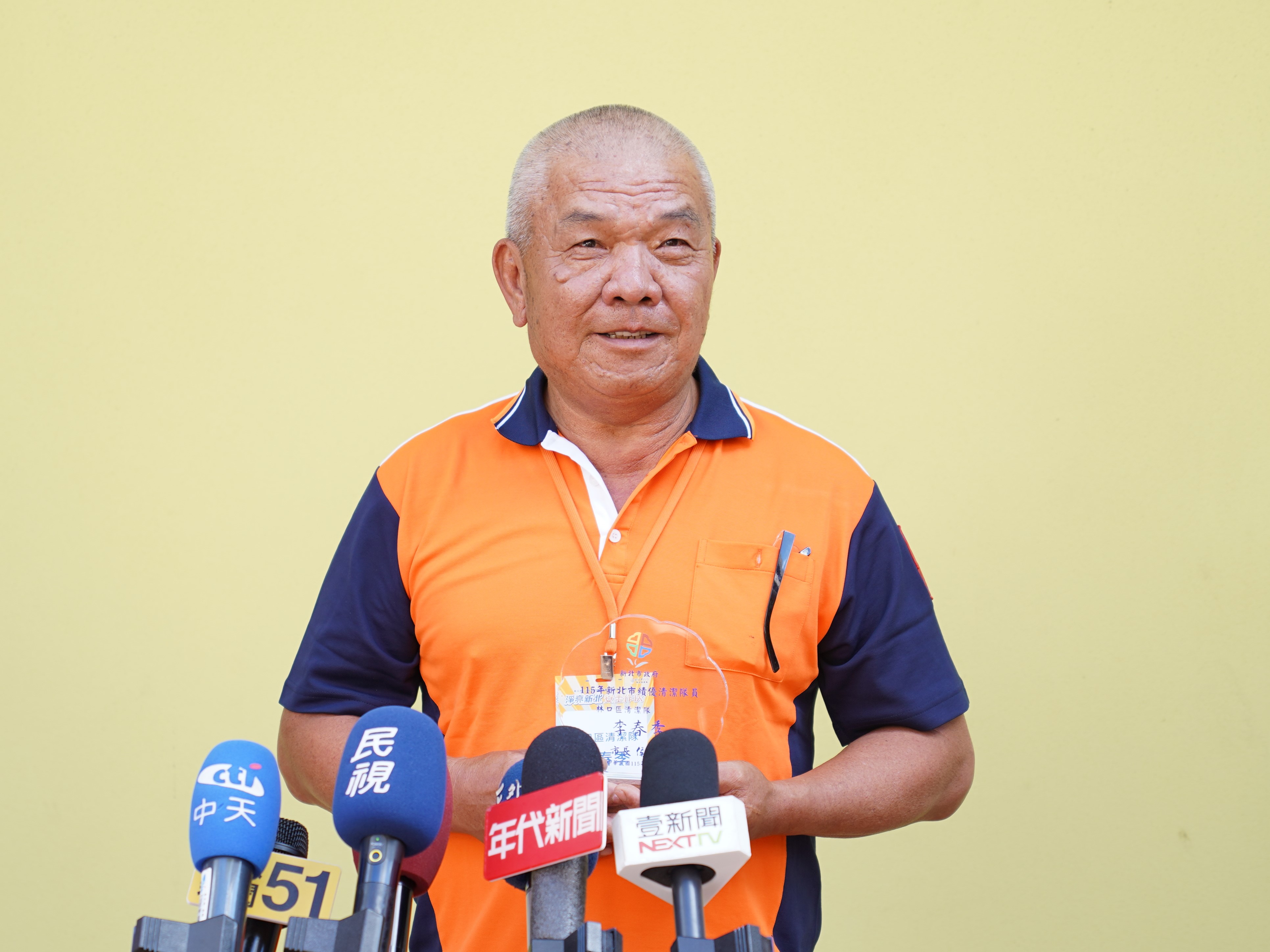 林口區清潔隊李春季接受訪問，分享獲得績優清潔隊員心得