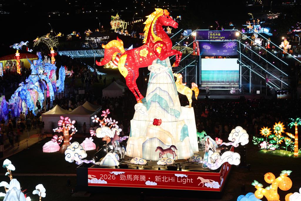 「紅寶馬」科技巨型主燈高達15米，360度旋轉結合巨型駿馬搭配投影、聲光音效，營造震撼視覺效果。