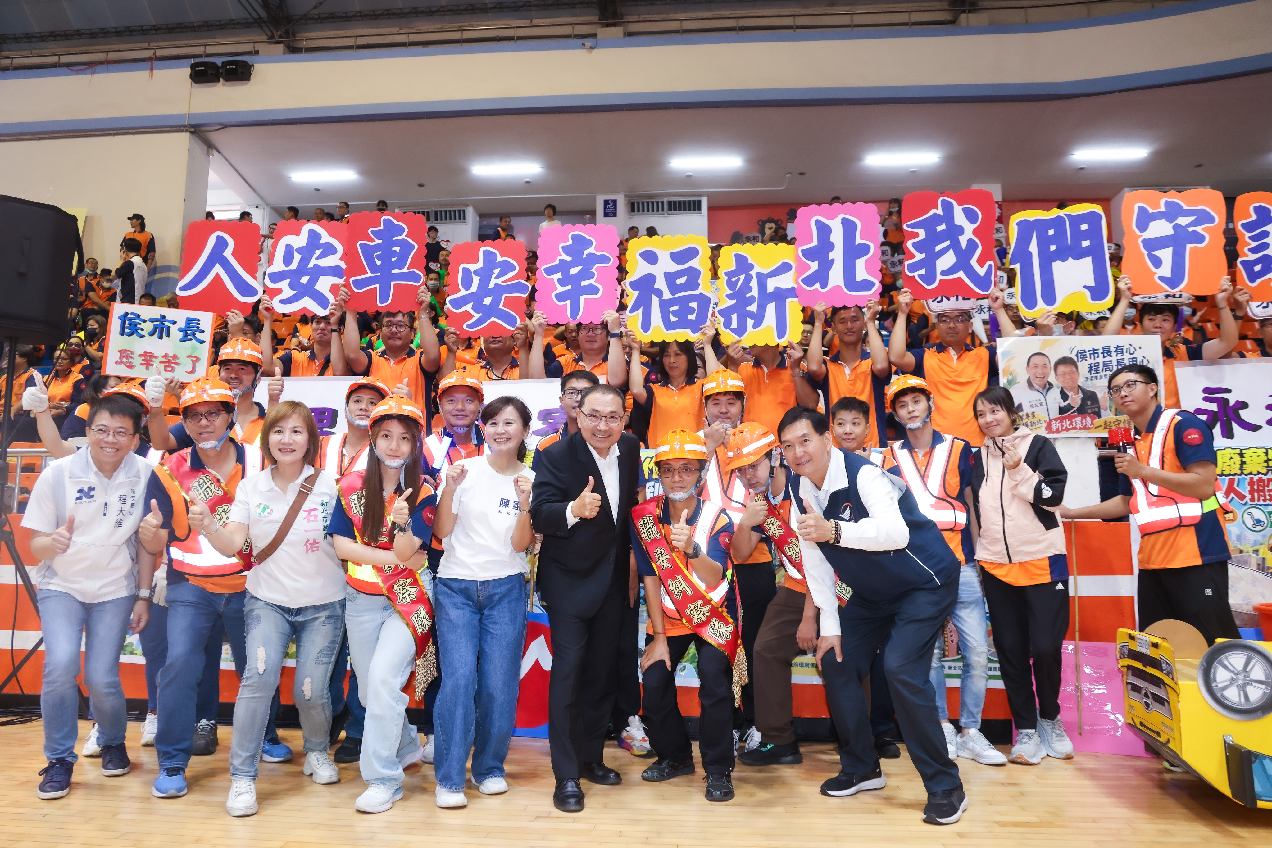 2.新北市政府今（21）日舉辦「115年新北市清潔隊員節暨績優清潔人員表揚活動」，新北市長侯友宜出席表揚感謝第一線清潔隊。
