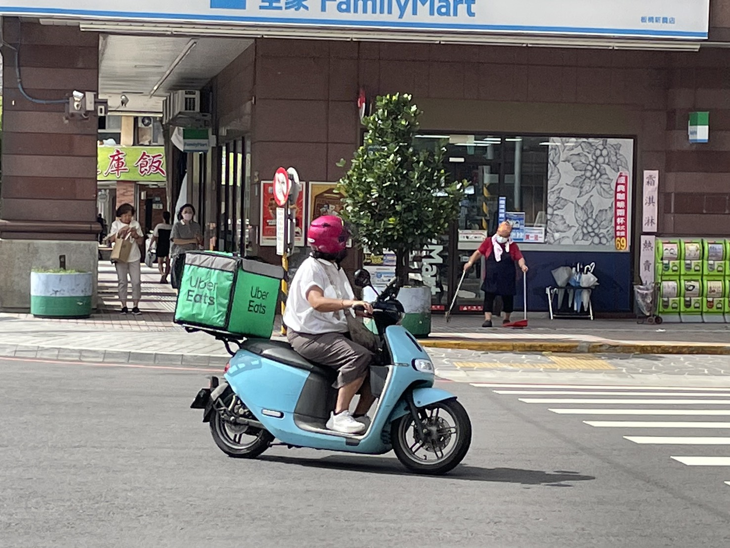 經地方政府宣布因颱風停止上班期間，平台業者應即刻停止服務並確實通知外送員。