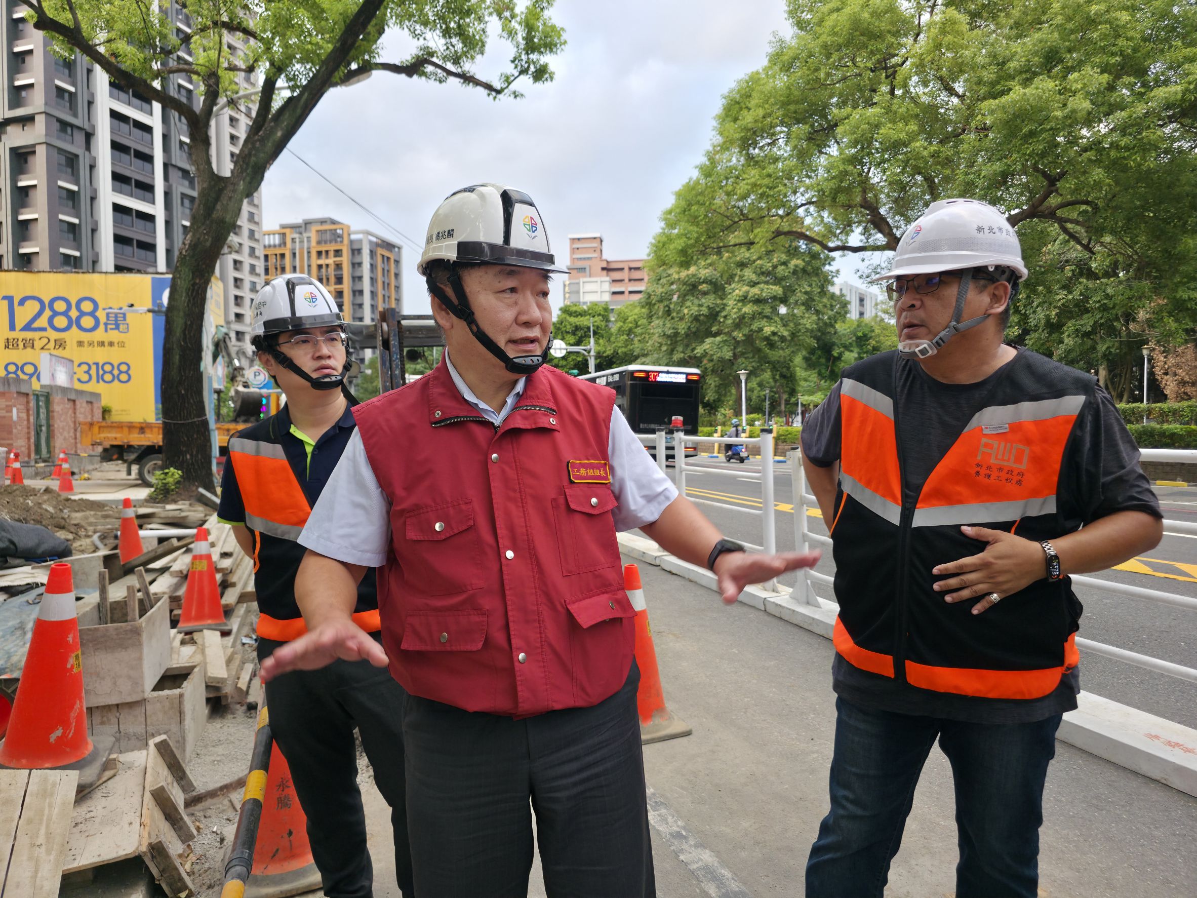 工務局長馮兆麟（左二）視察板橋國中人行道改善等在建工程相關防颱整備，確保各工地落實防護作業。