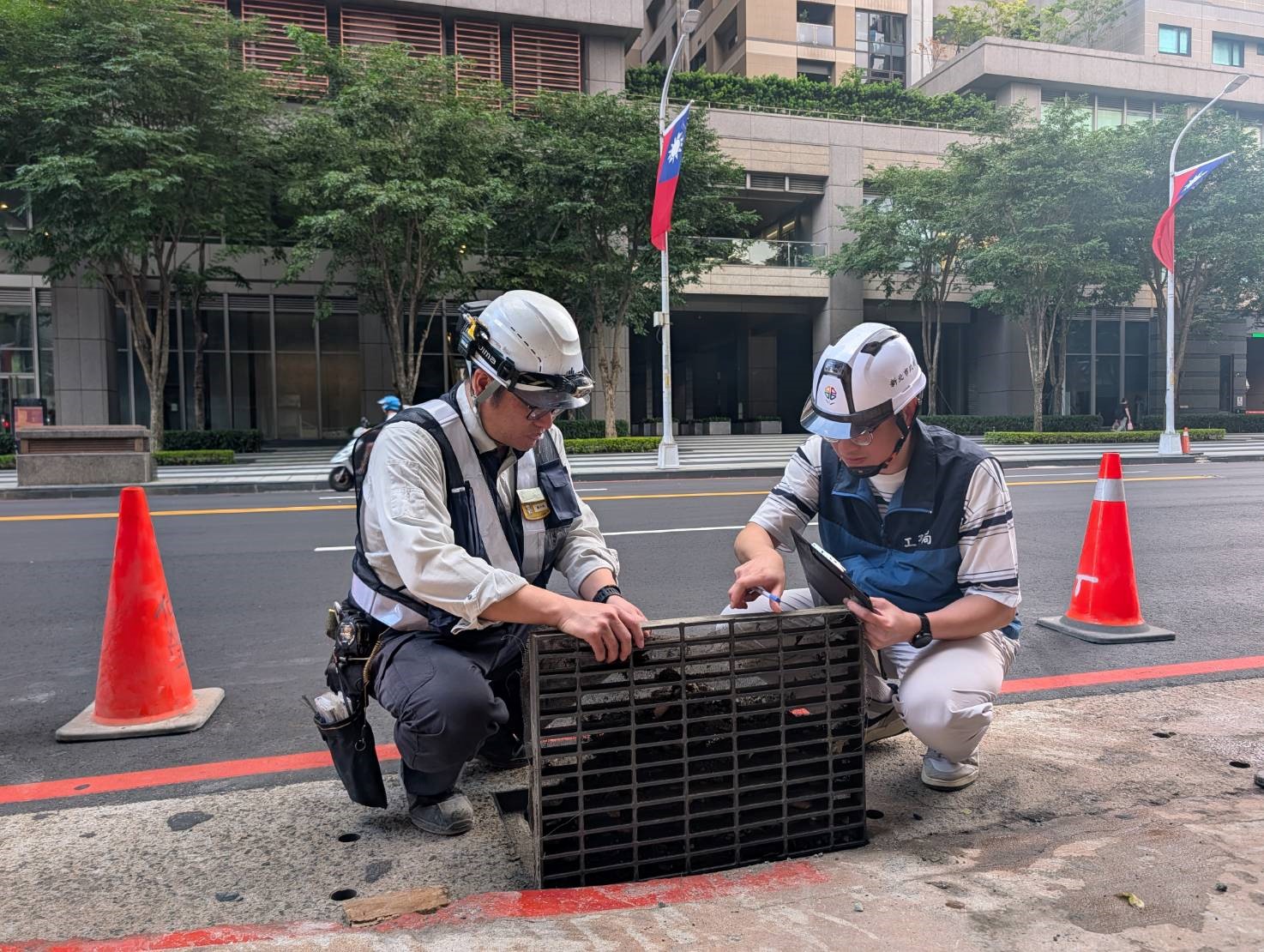 工務局派員巡檢稽查各重點工地，並要求業者清理工地周邊排水設施，確認排水暢通。