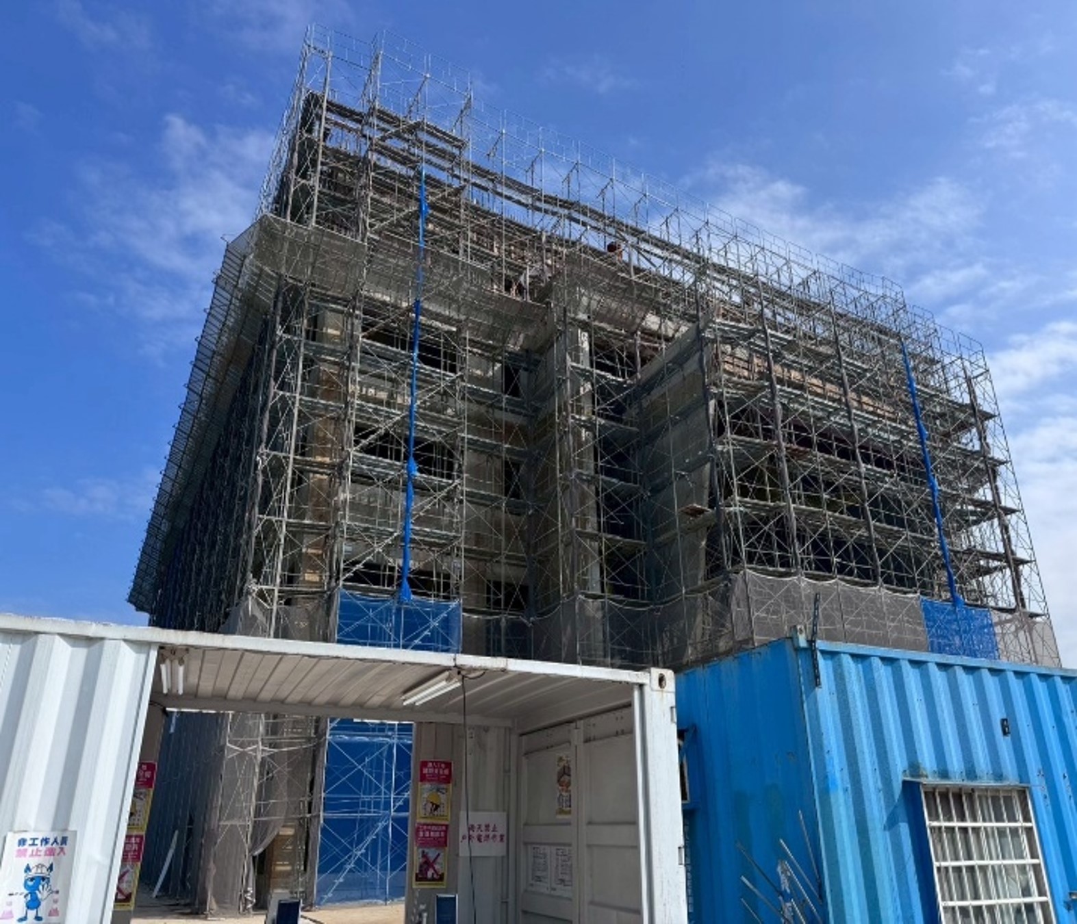 薔琵颱風持續接近，工務局已提前完成各項整備作業，要求工地鷹架圍籬加強固定等措施。