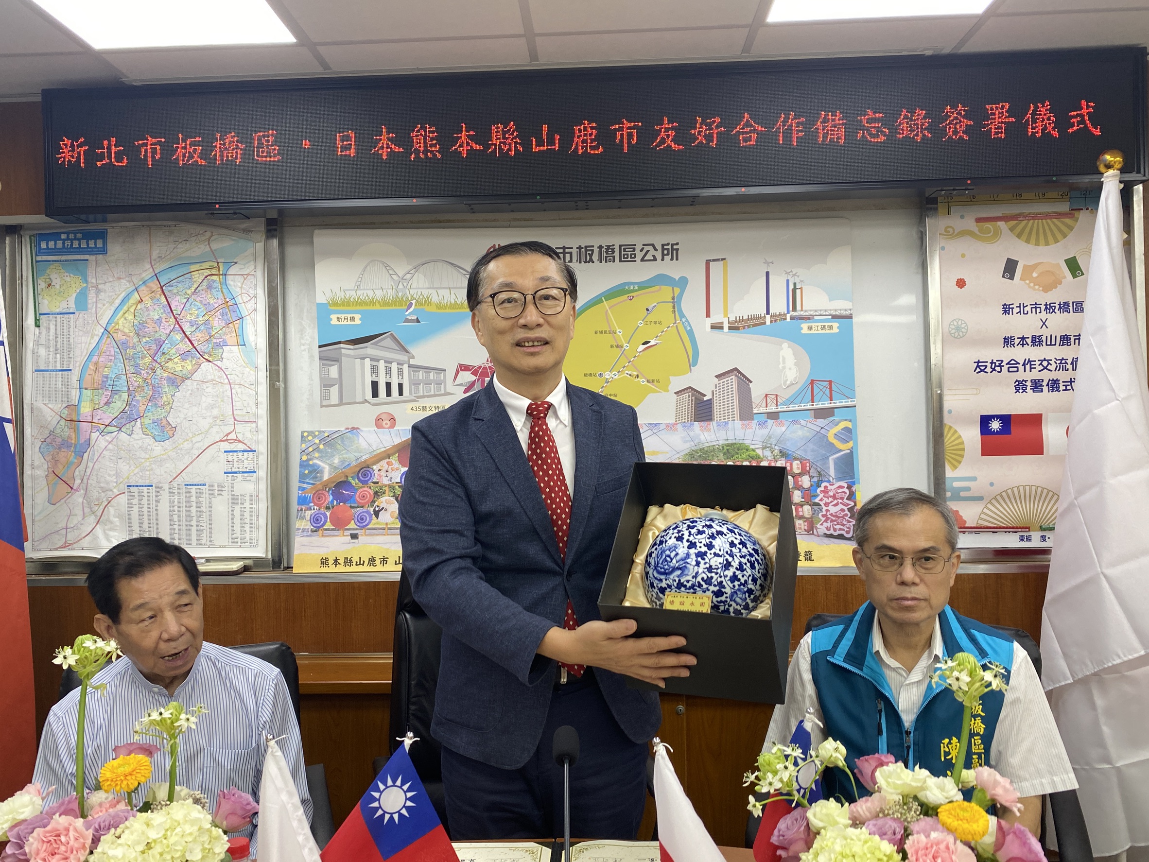 2.板橋區致贈陶瓷花瓶，祝福山鹿市早田順一市長施政圓滿