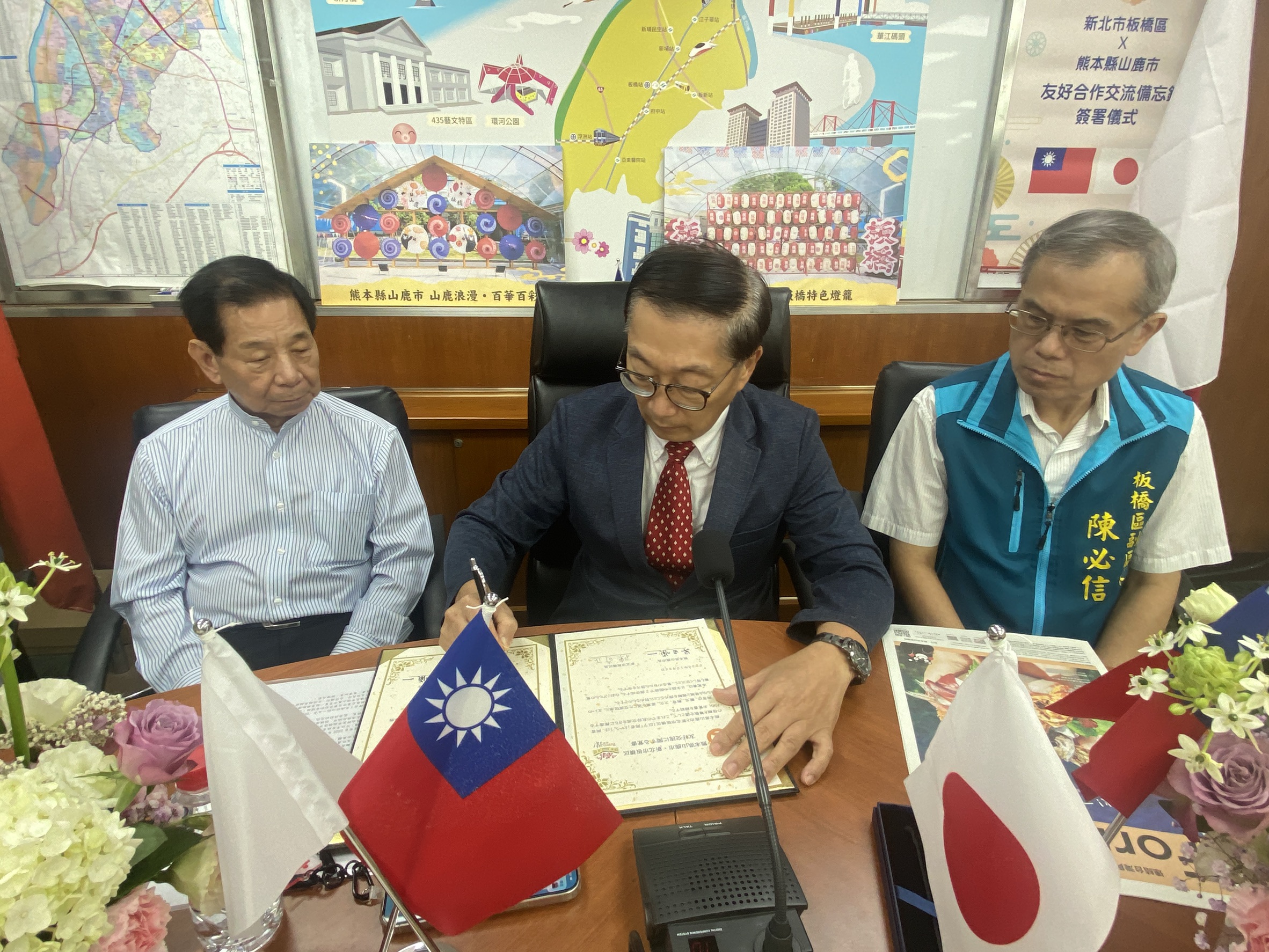 4.板橋區陳奇正區長於視訊會議簽署夥伴關係協議