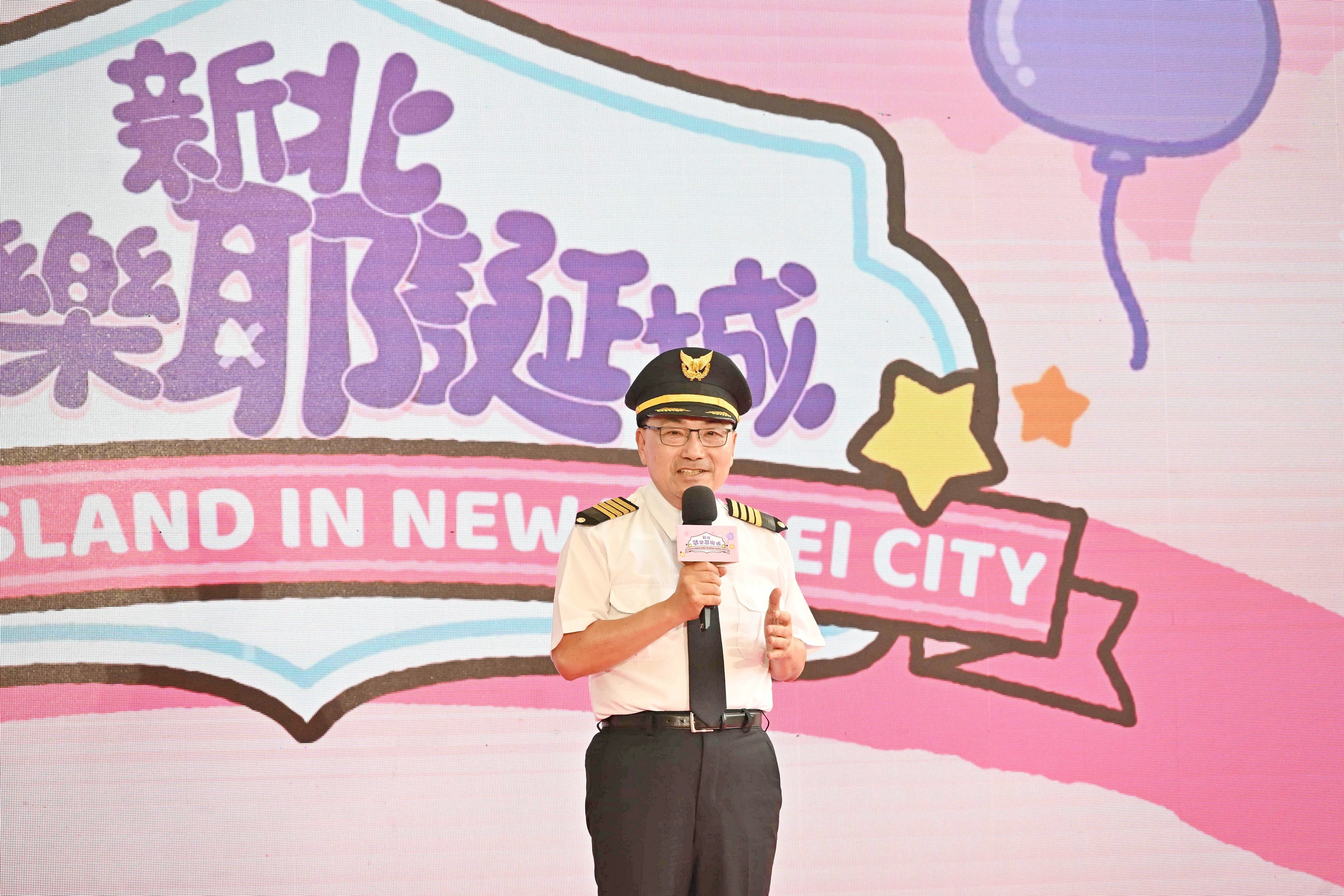 1.「2026新北歡樂耶誕城」將於11月13日盛大開城，新北市長侯友宜今（22）日化身機長出席啟動記者會，宣布攜手全球知名IP「卡娜赫拉的小動物」等人氣角色共度一場「萌幻旅行」。