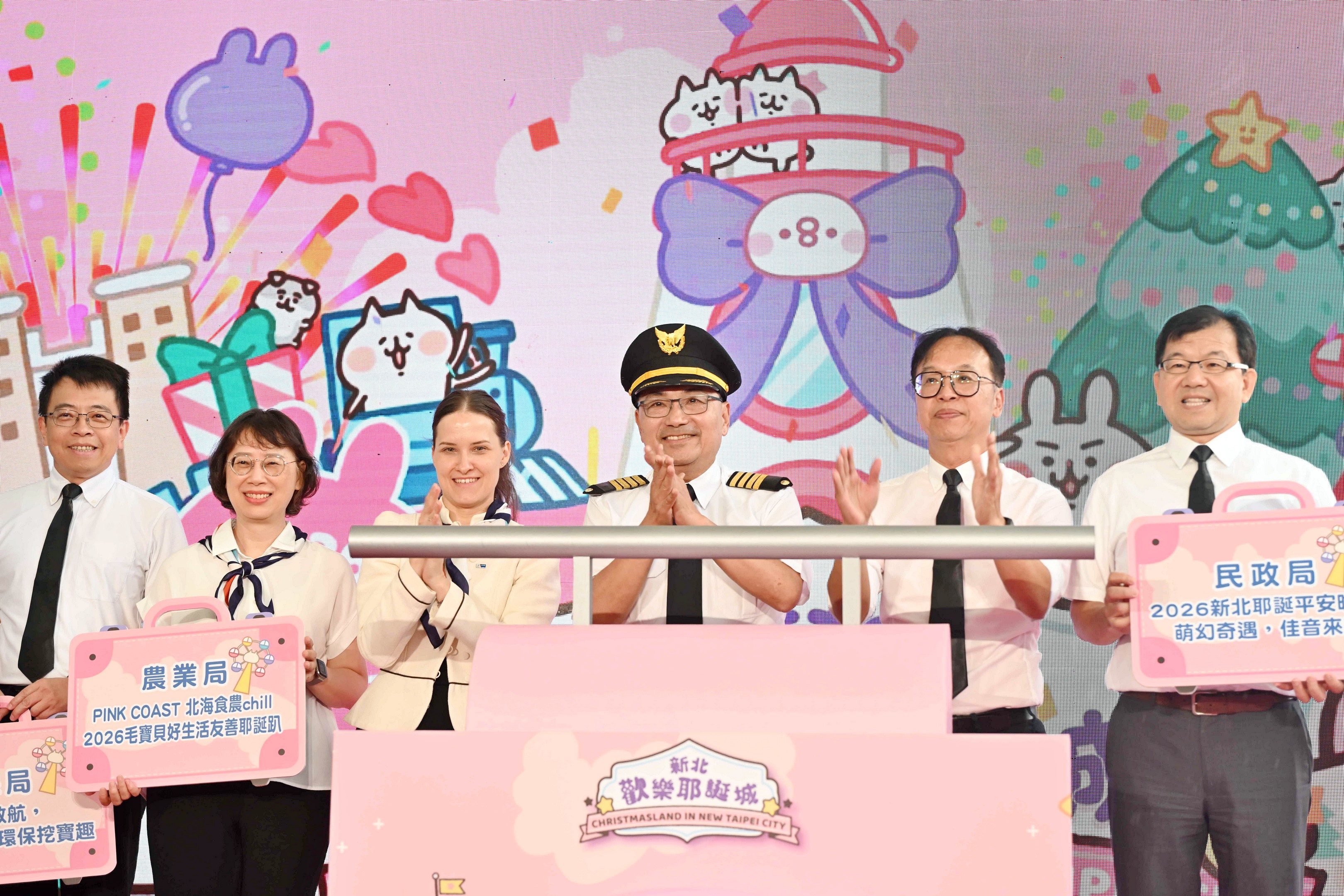 3.今年耶誕城規劃四大主題燈區，市民廣場以「萌幻熱氣球之旅」為主題；站前廣場為「深海啟航港灣」；萬坪公園為「森林萌遊會」；南廣場則為「耶誕精靈夢工坊」。