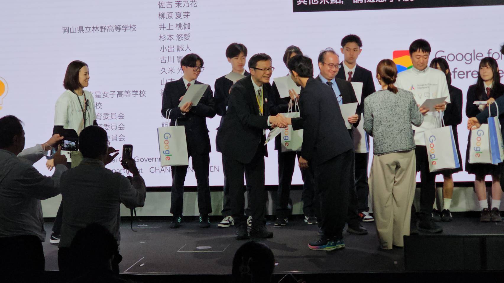 日本Google for Education營業本部長杉浦剛頒發感謝狀予新北市教育局長張明文，感謝分享新北AI教育推動成果與實踐經驗。.jpg