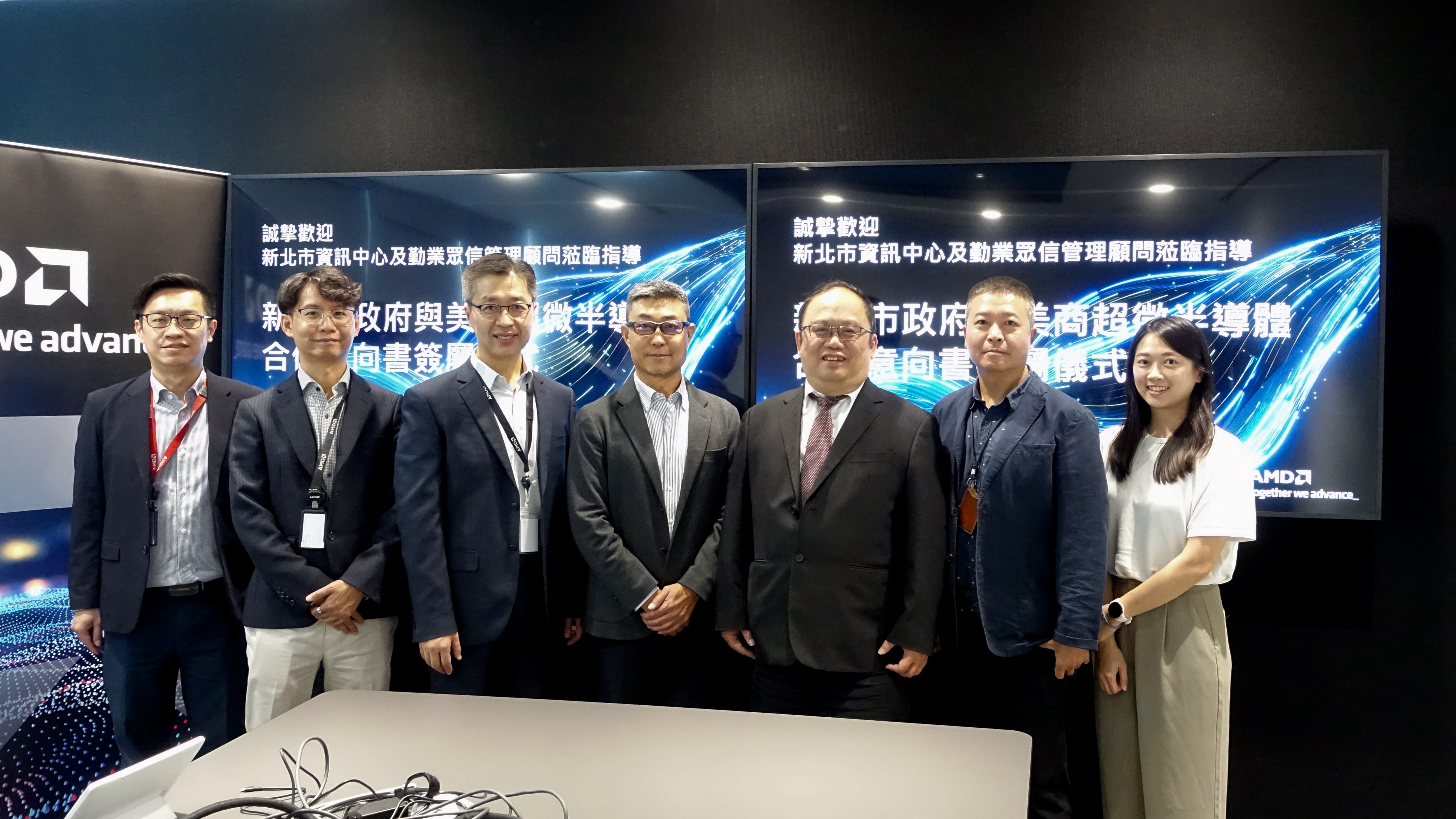 新北市政府與超微台灣分公司雙方代表合影，共同見證交流合作備忘錄簽署。