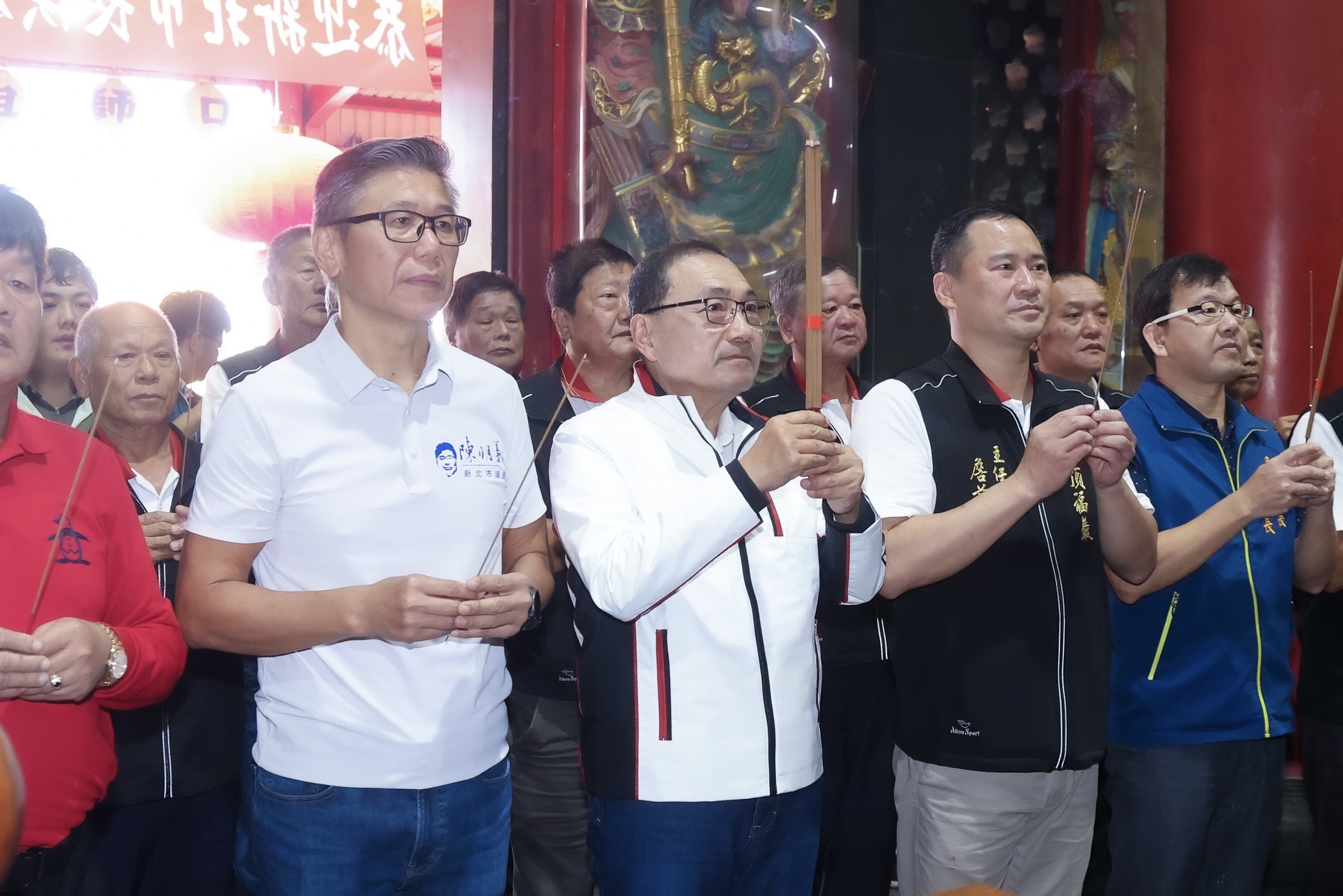 侯友宜參拜林口頂福巖，恭祝顯應祖師聖誕，祈求市民平安。