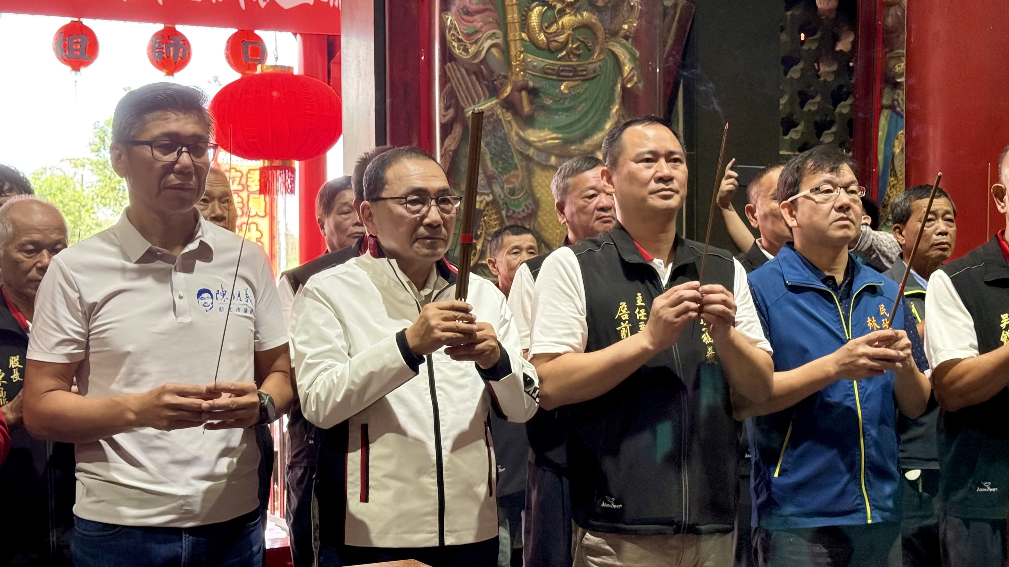 農曆9月18日是顯應祖師聖誕，侯友宜市長今（27）日上午特別前往林口頂福巖參香祈福，恭祝顯應祖師聖誕千秋，並祈求風調雨順、國泰民安、市政順利。