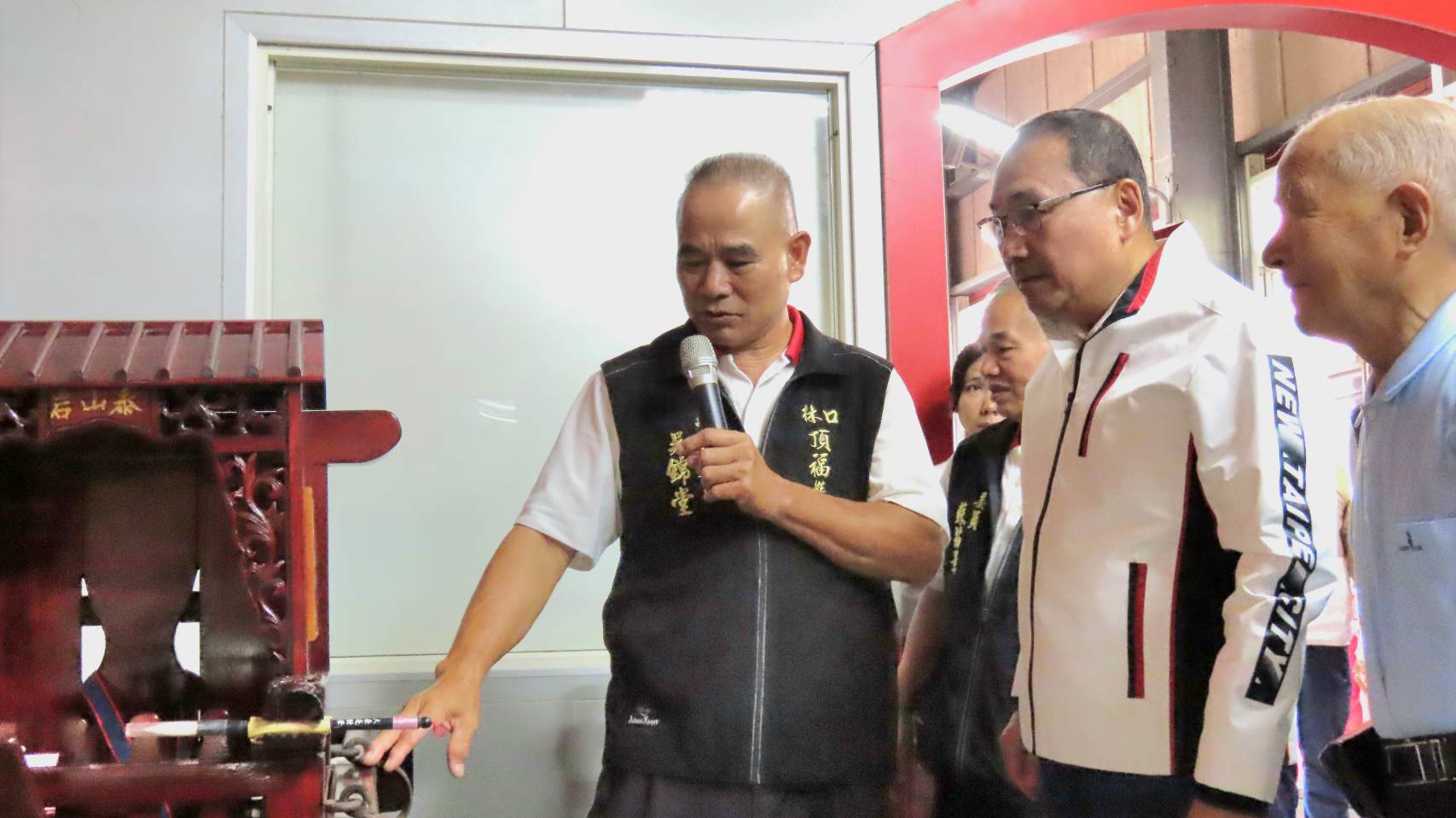 市長侯友宜並參訪林口頂福巖文物館，館內保存著早期老祖輦轎、各年代神明服飾等文物。