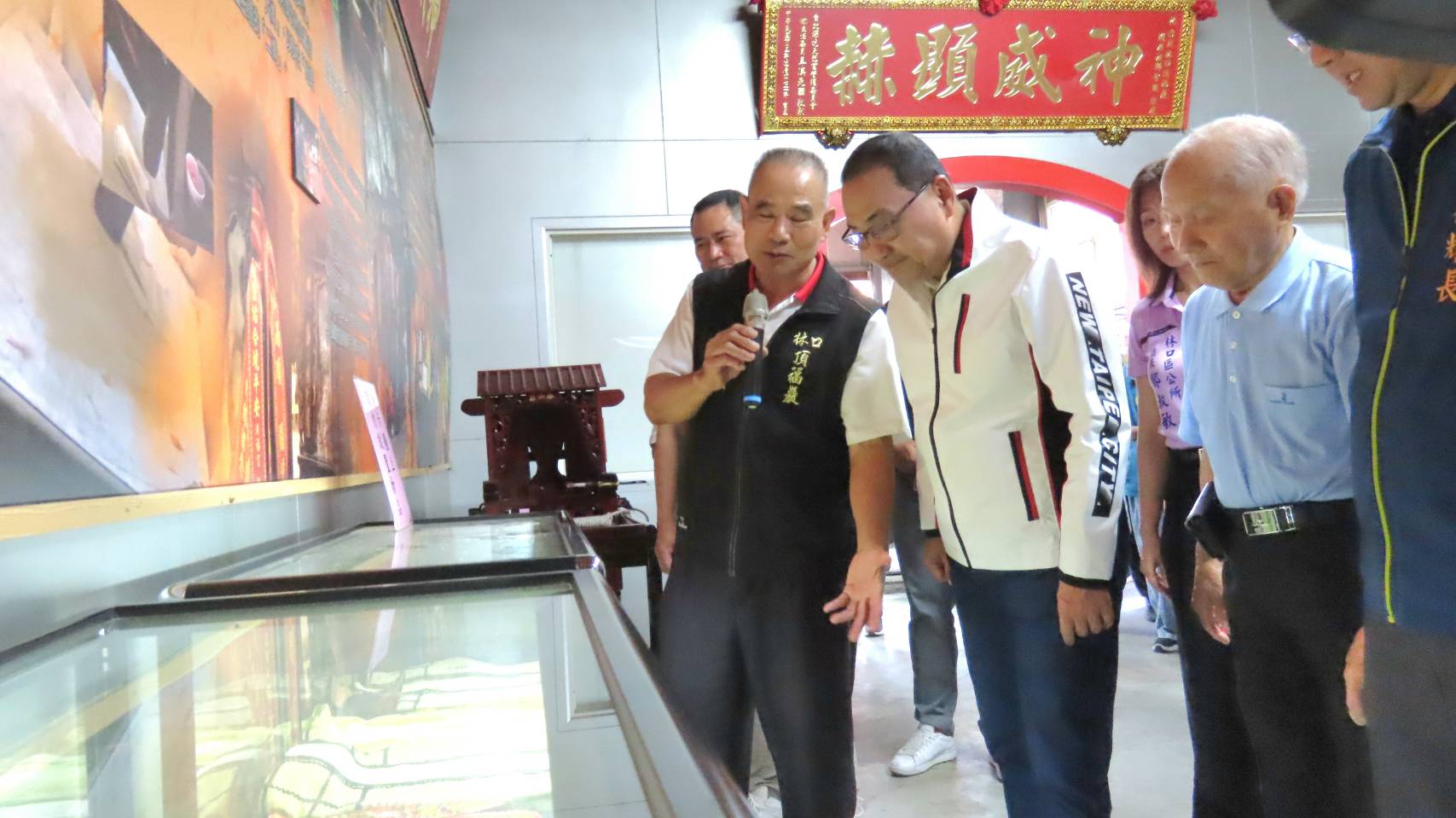 新北市長侯友宜並參訪林口頂福巖文物館，館內保存著早期老祖輦轎、各年代神明服飾等文物。