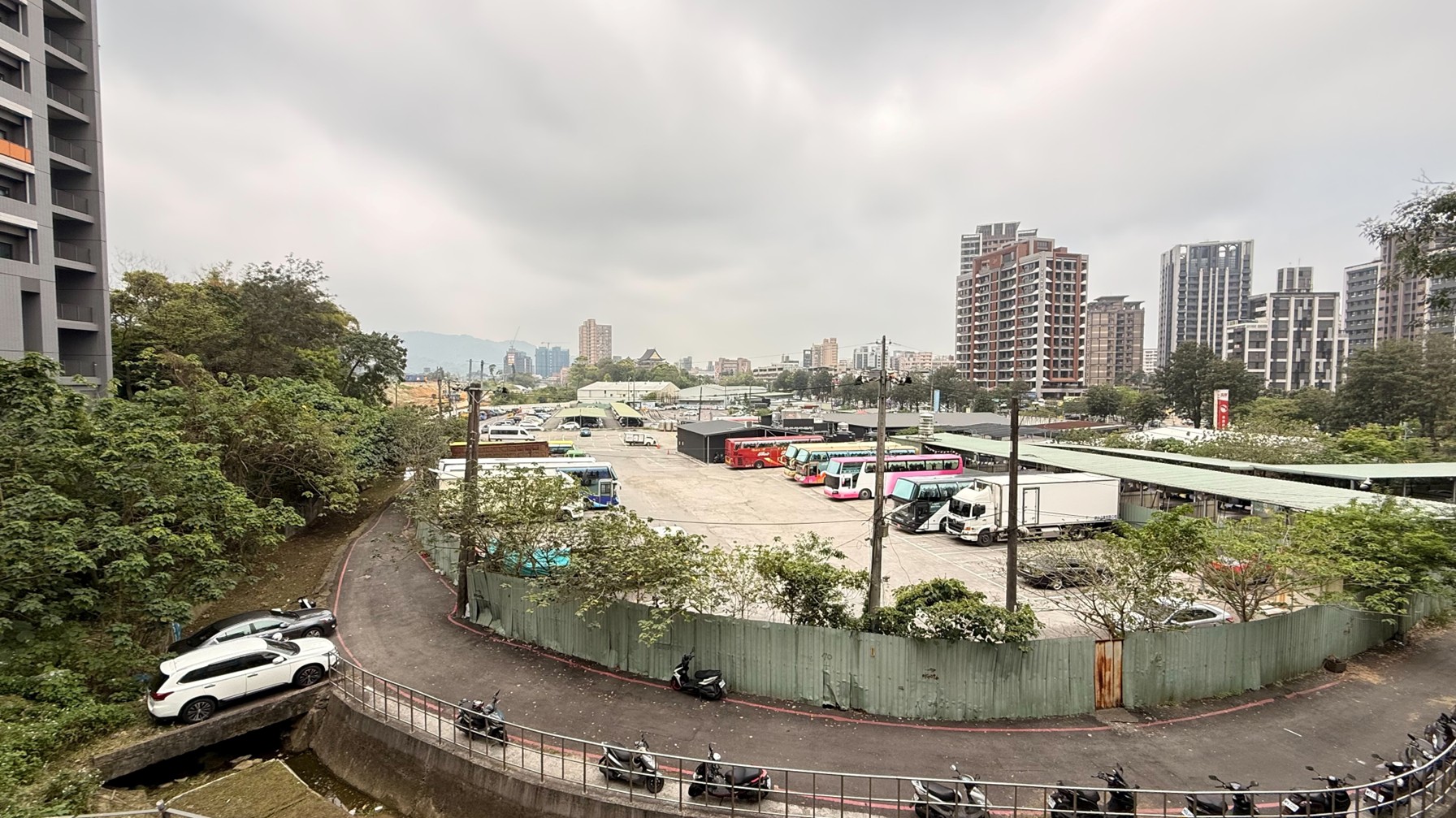 土城金城交流道區段徵收案西側現況為停車場。新北市地政局提供