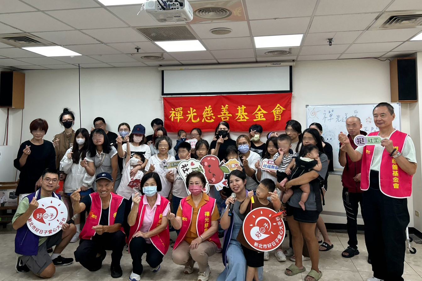  新北市禪光慈善基金會董事長林秋密（前排中）率幹部捐助蘆洲、八里弱勢戶，前排右1為蘆洲社福中心主任許雅婷。
