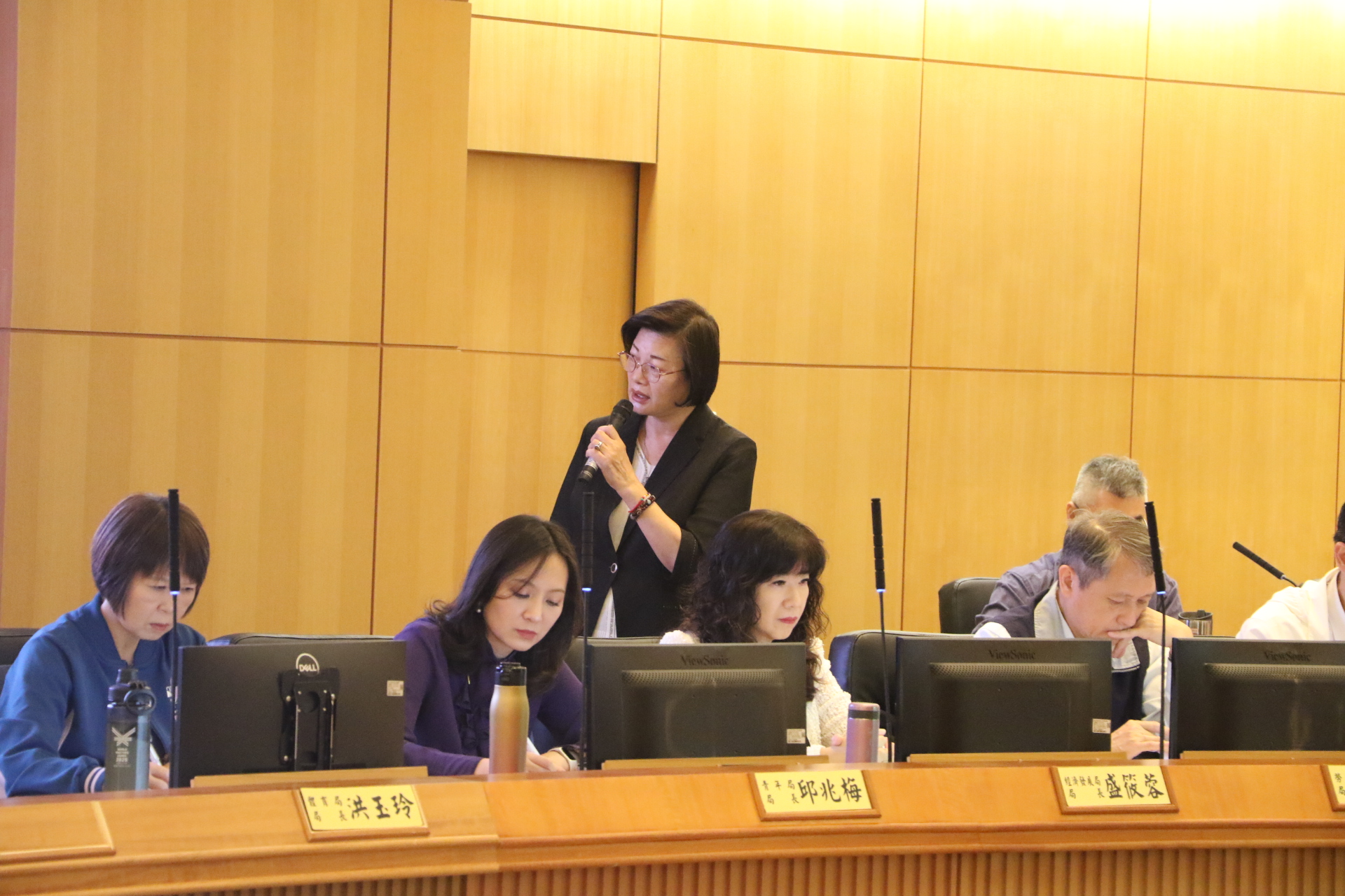 新北市社會局長李美珍28日在市政會議中，以「一生相伴~新北社福陪你走過每一站」為題專案報告。