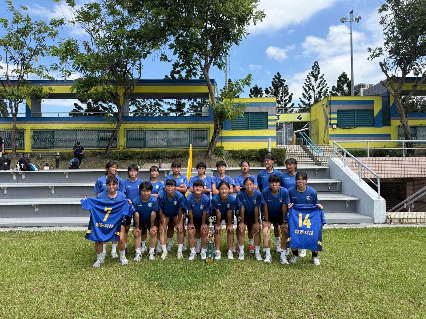 新北醒吾高中女子足球隊於全國青年盃足球錦標賽四戰全勝摘下女子組后冠