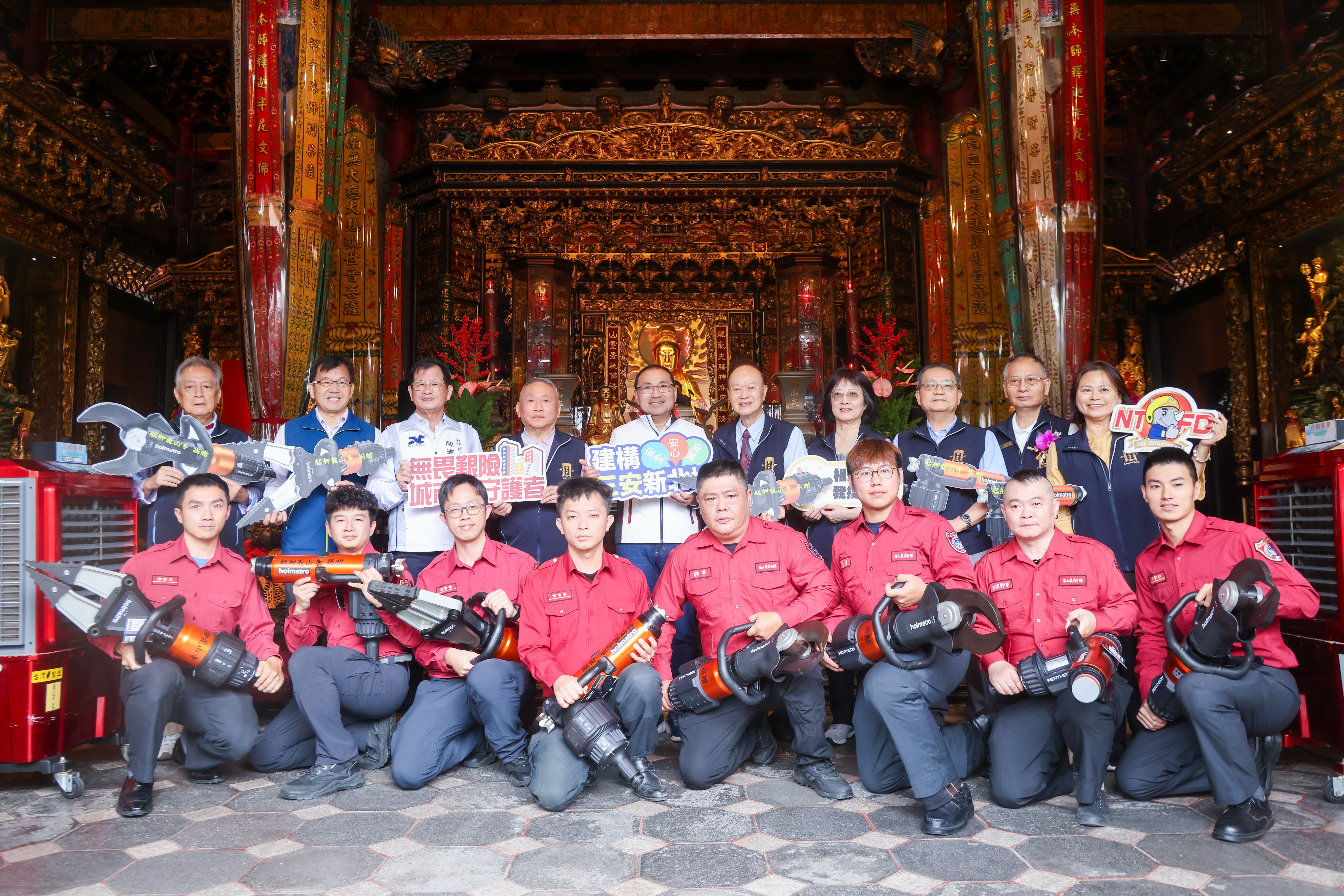 艋舺龍山寺今（28）日捐贈新北市政府5套總價達1,010萬元的電動油壓破壞器材，由新北市長侯友宜代表接受捐贈並頒發感謝狀，向龍山寺及信眾表達誠摯感謝。