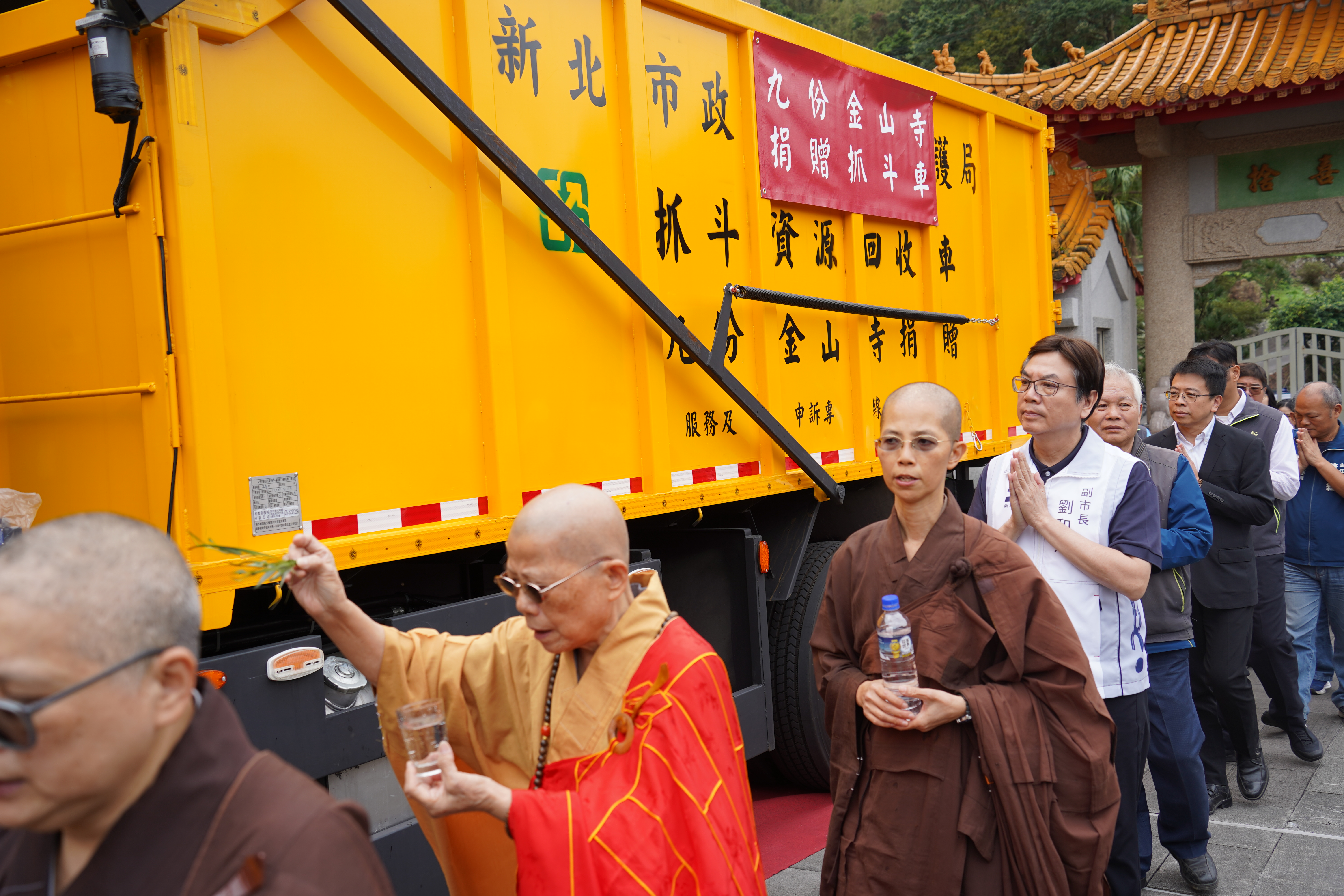 金山寺特別為「金山寺2號」辦理淨車儀式，祈求車輛出勤平安