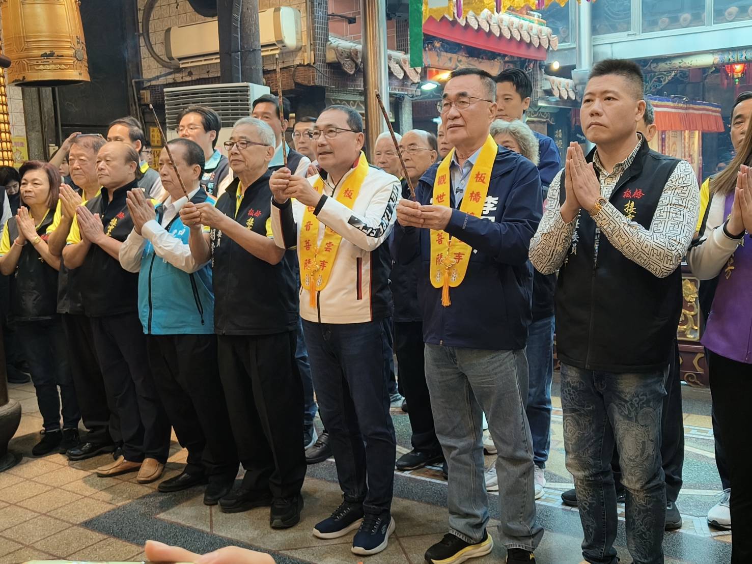 新北市長侯友宜親自前往參拜祈福，與板橋接雲寺主任委員胡崇浩，共同祈求觀世音菩薩護佑新北市民平安健康、市政推動順利。