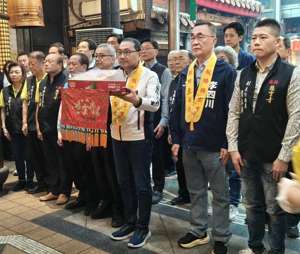 新北市長侯友宜親自前往板橋接雲寺參拜祈福。