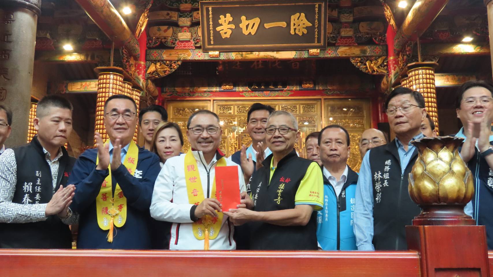 板橋接雲寺自民國80年起每年辦理捐血活動、長年投入弱勢扶助、急難救助及教育公益、長期配合市政辦理老人共餐及社區癌症篩檢等等。
