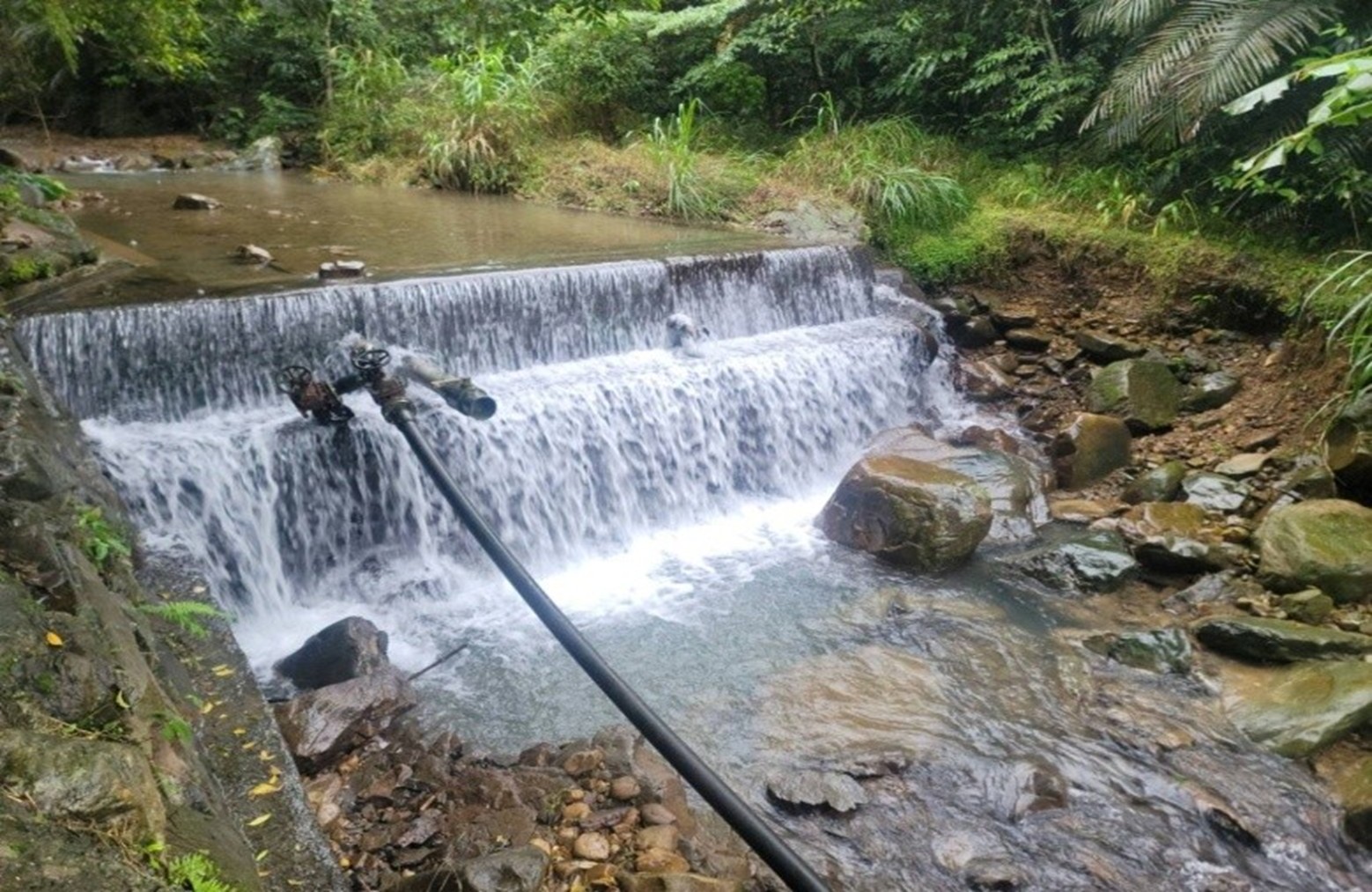 吉林里簡易自來水系統歷經颱風豪雨侵襲，取水堰內積滿碎石、泥沙，喪失蓄水、取水功能