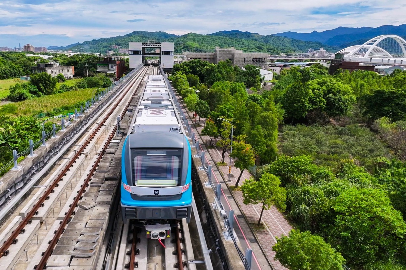 推薦搭乘新北捷運三鶯線走訪新北市美術館，欣賞當代藝術與建築之美，再到鶯歌陶瓷老街逛逛特色陶藝店家