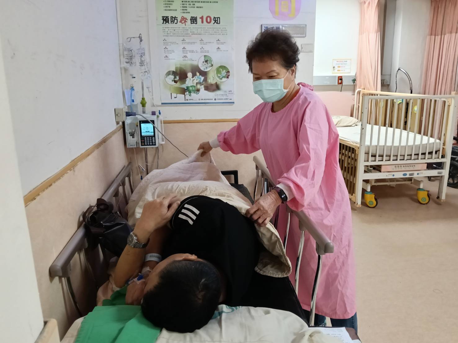 林碧惠在醫院擔任志工長達24年，不僅陪伴照顧病人，也安撫家屬情緒。
