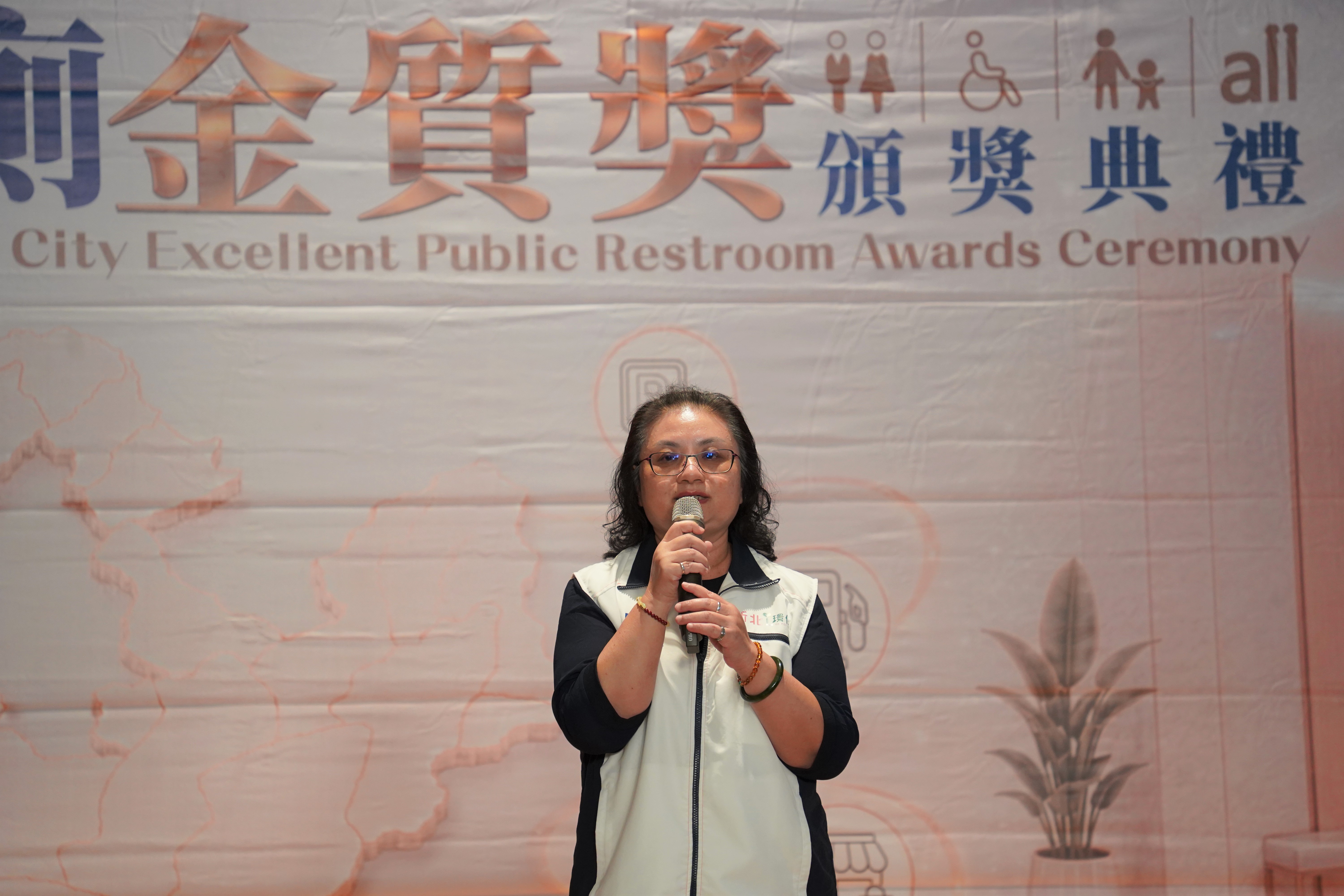 環保局副局長陳美玲致詞感謝各管理單位與清潔人員的奉獻