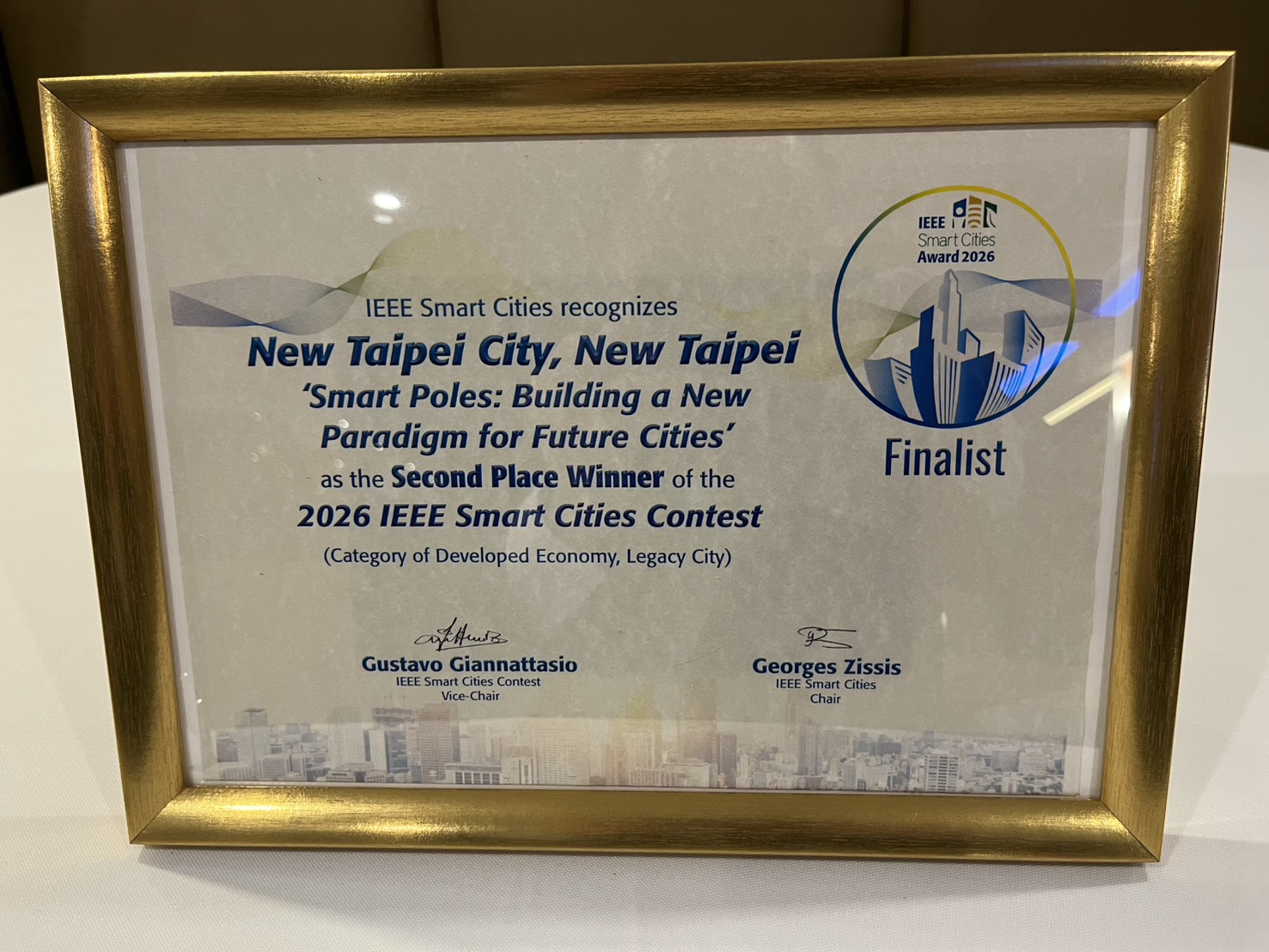 新北市政府以「新北智慧共桿：建構未來城市新典範」榮獲2026 IEEE智慧城市「已開發經濟體－既有城市類別第二名」獎狀。