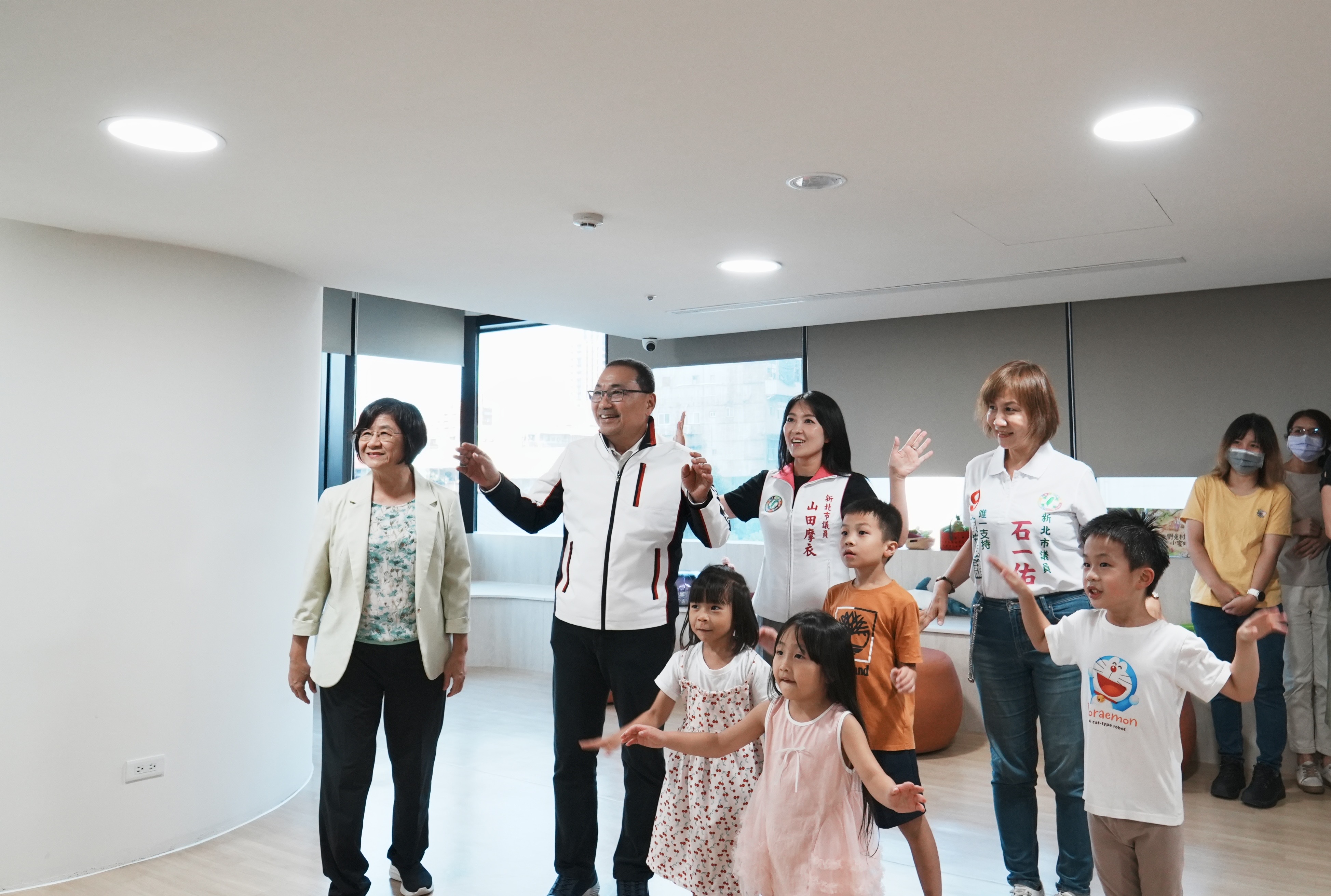 市長與小朋友一起體驗互動遊戲