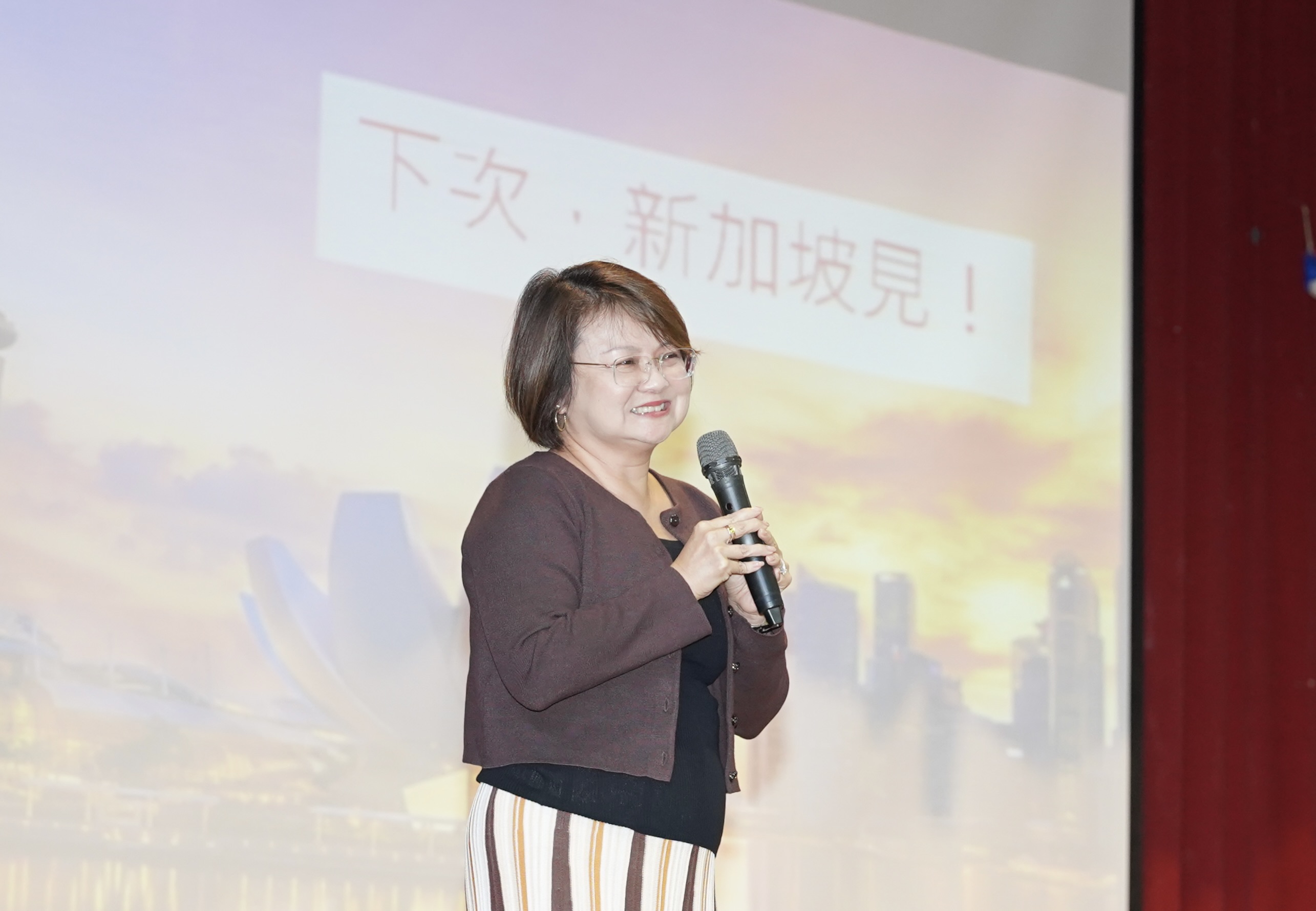 符秀麗代表向師生分享新加坡歷史及多元文化