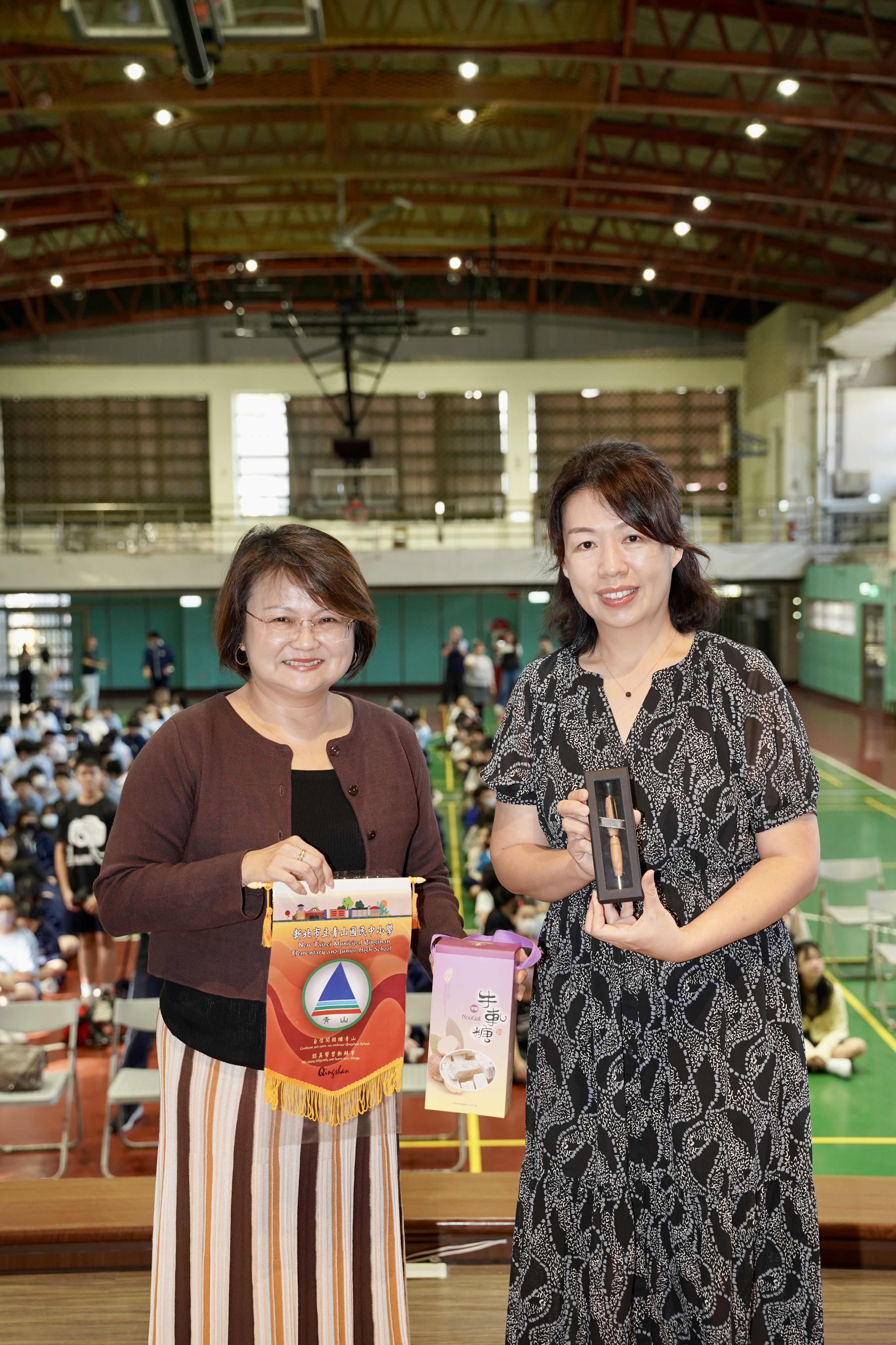 新北市立青山國中小校長陳衍鈴贈送禮品予符秀麗代表