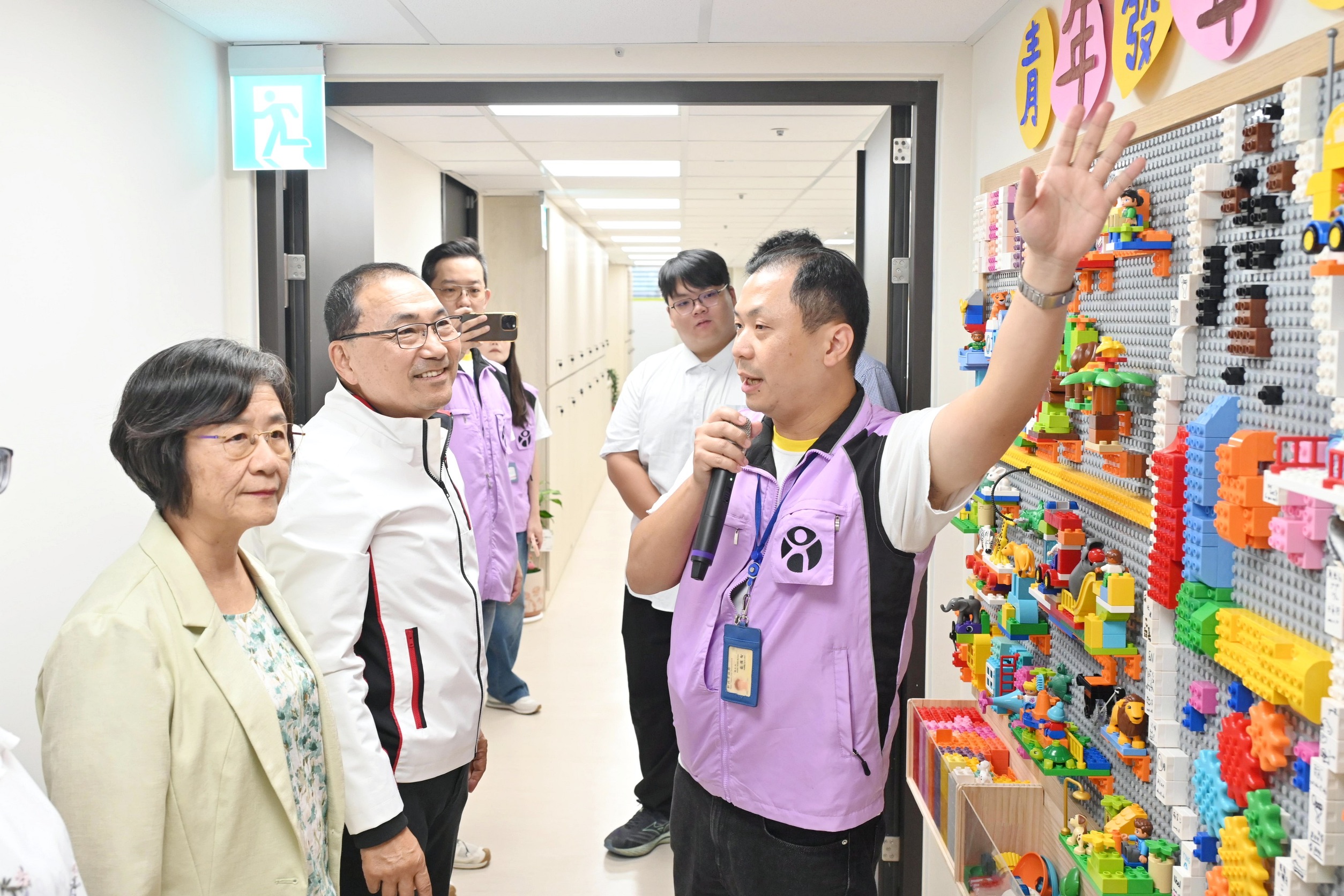 板橋區衛生所空間規劃採無障礙設計及直觀色彩標線，並將採光及視野較佳的空間規劃為心理諮商、診療與兒童遊憩空間。