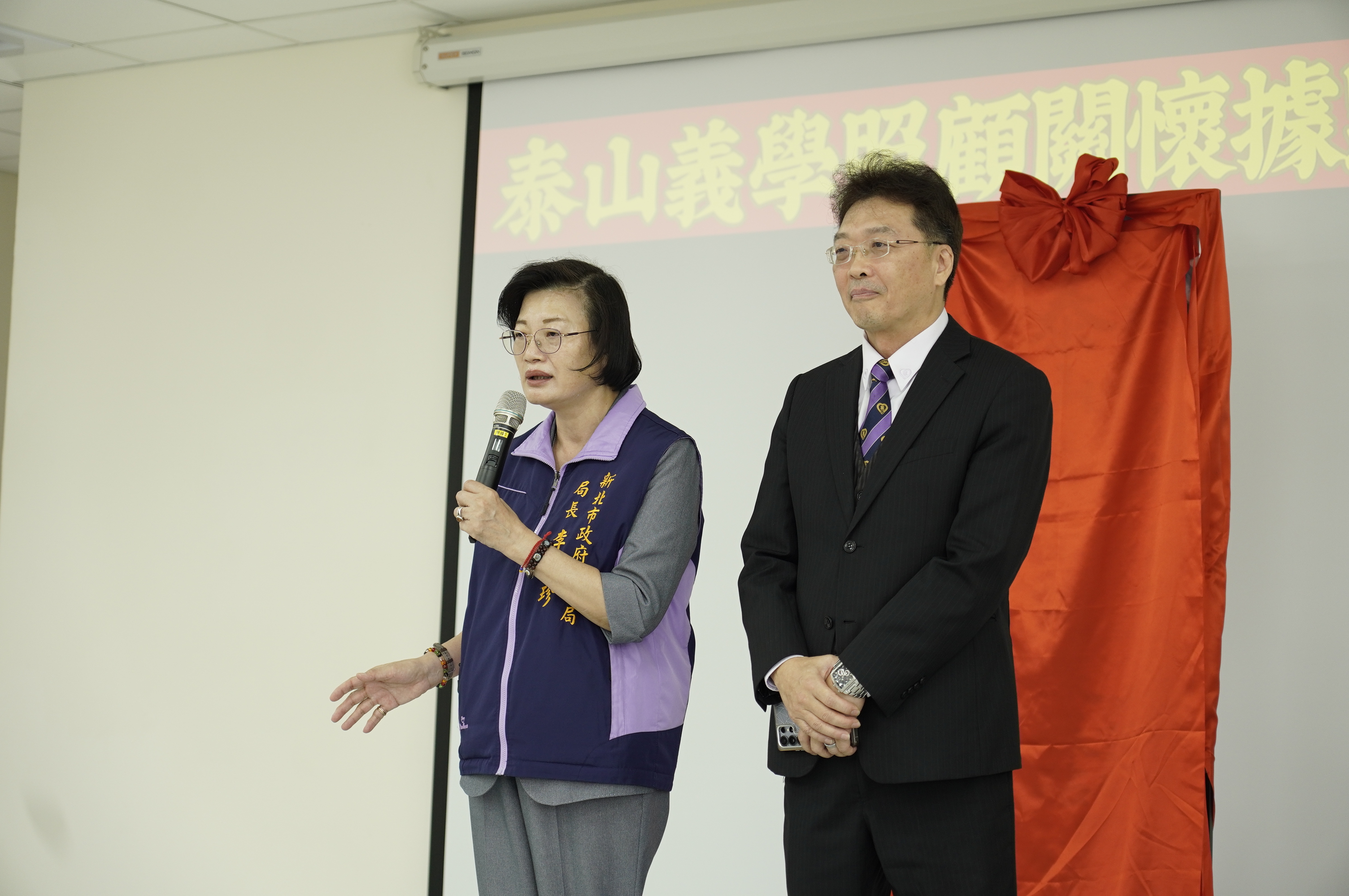 社會局長李美珍(左)表示，感謝紳士協會理事長馬幼禎(右)及全體團隊，不僅長期深耕在地服務長者，同時也持續投入志願服務、家庭暴力防治及街友夜訪等。