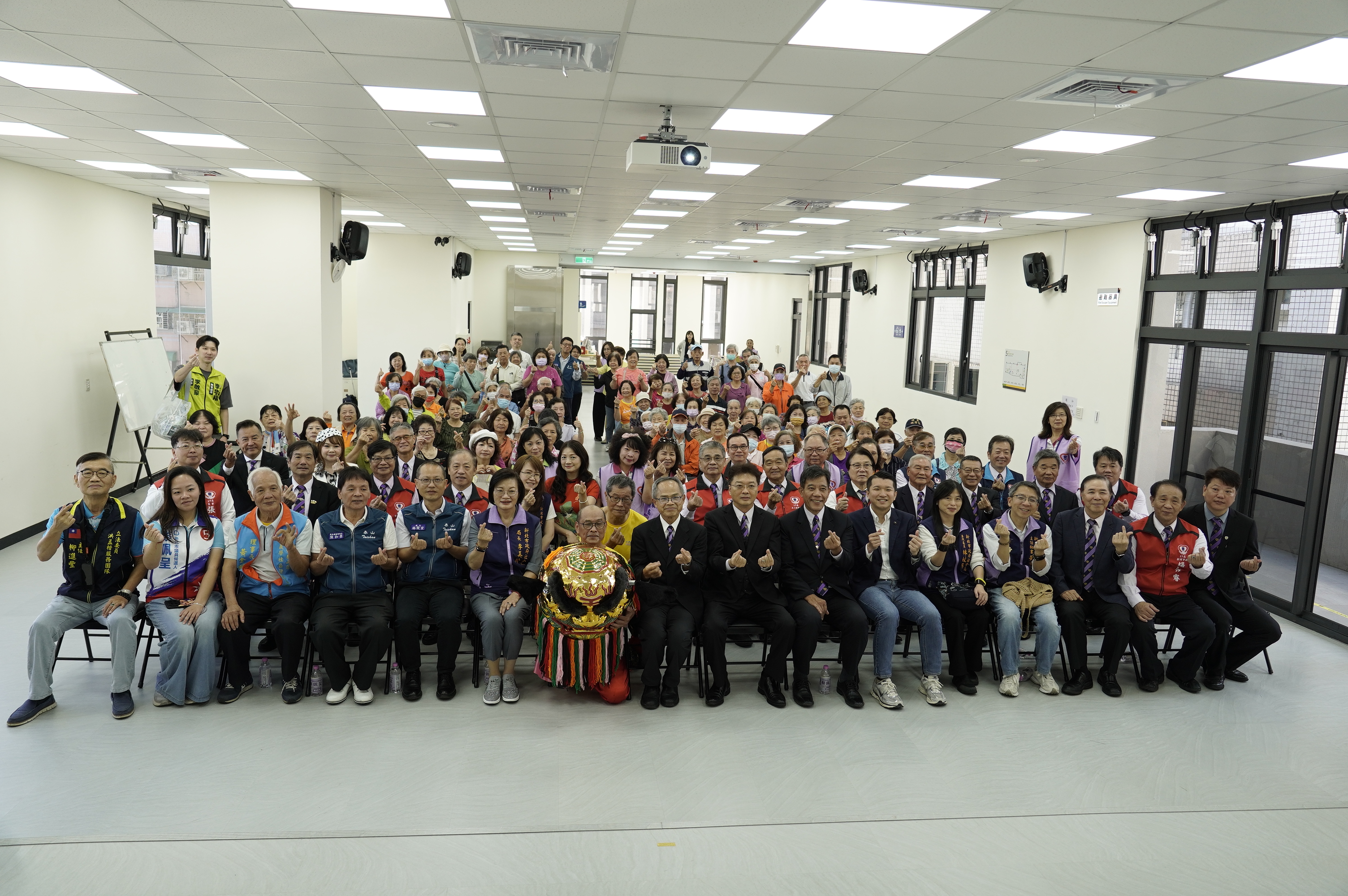 中華民國紳士協會於泰山義學市民活動中心成立社區照顧關懷據點，在地熱情響應。