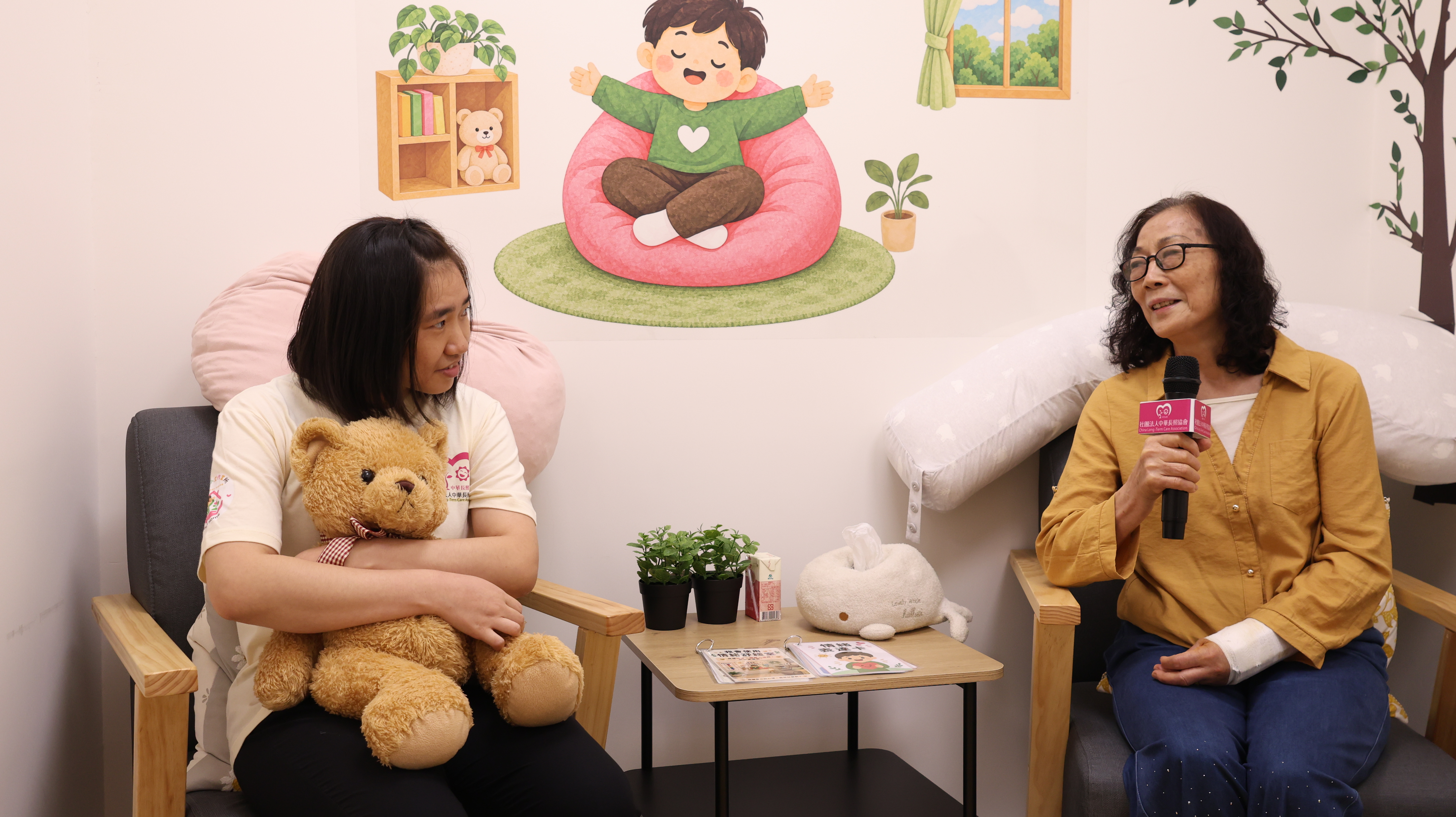 家屬分享學員小晴(左)來到永恩小作所後，返家時總是開心，也會主動協助家務等改變，令人感到欣慰。