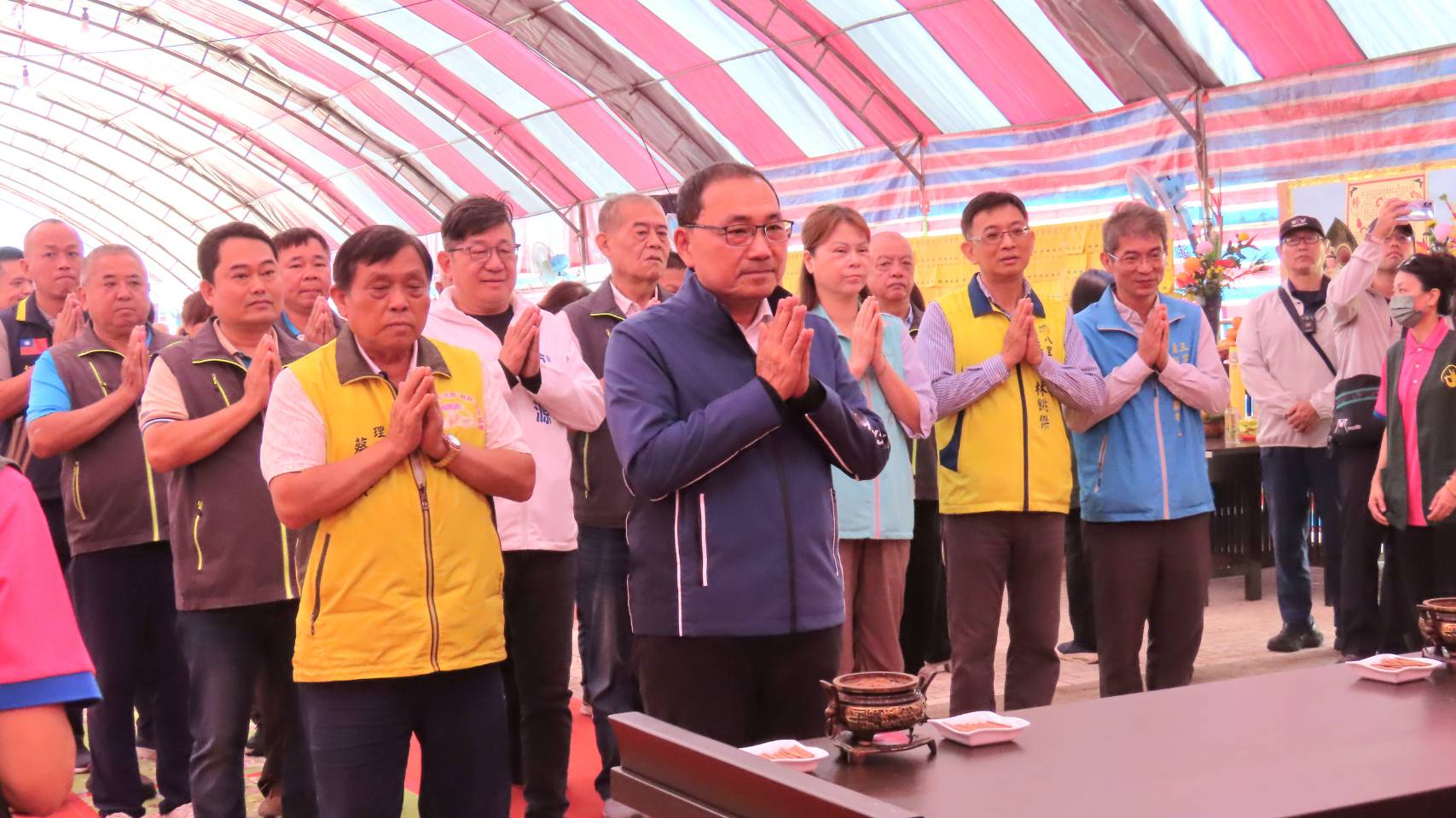 市長侯友宜今(31)日到場參與「淡水河河祭路祭薦拔祈福大法會」禮佛及龍王船、西方船點睛儀式，祈求海陸交通順暢、合境平安。