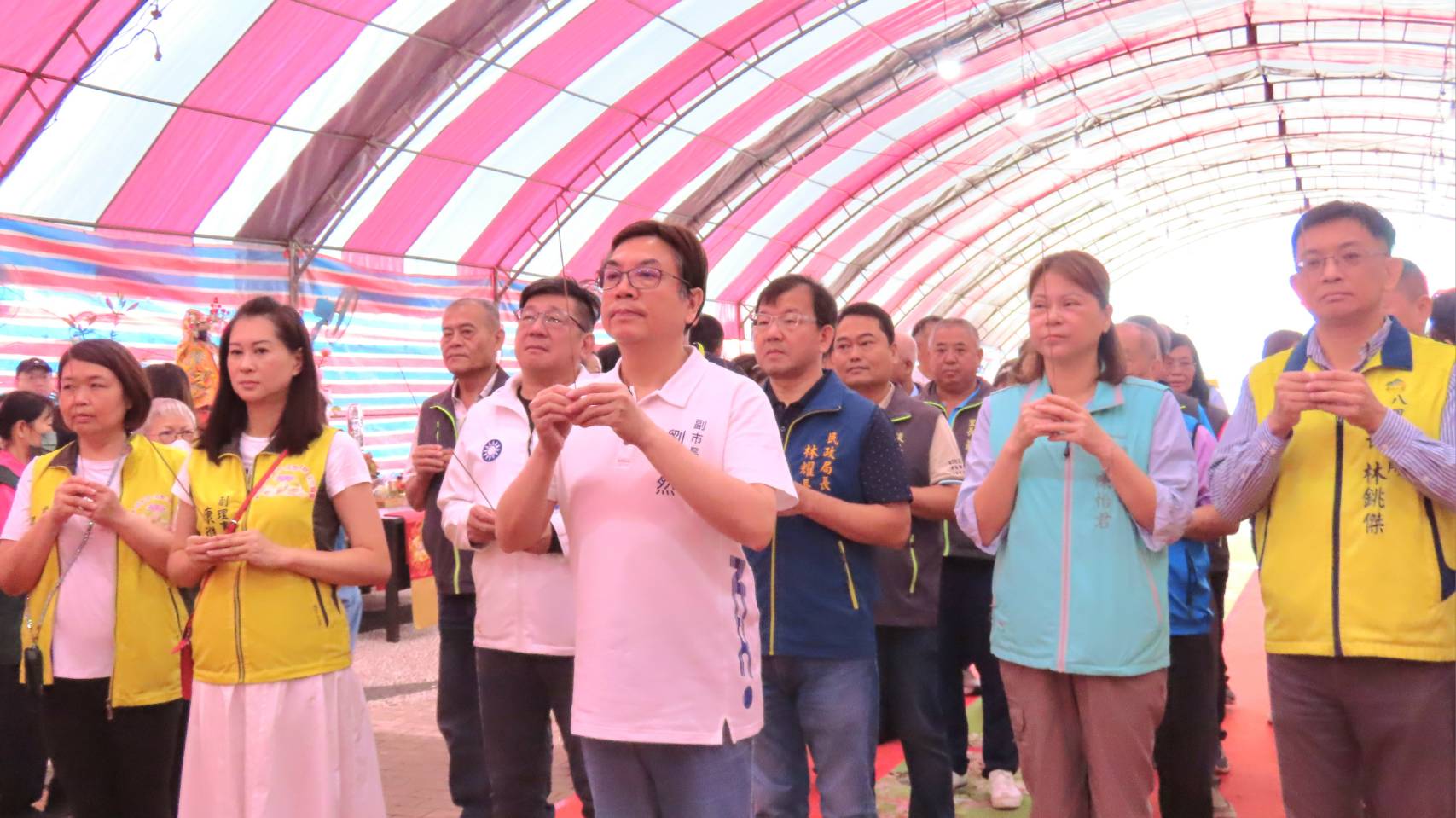 副市長劉和然今(31)日到場參與「淡水河河祭路祭薦拔祈福大法會」禮佛及龍王船、西方船點睛儀式，祈求海陸交通順暢、合境平安。