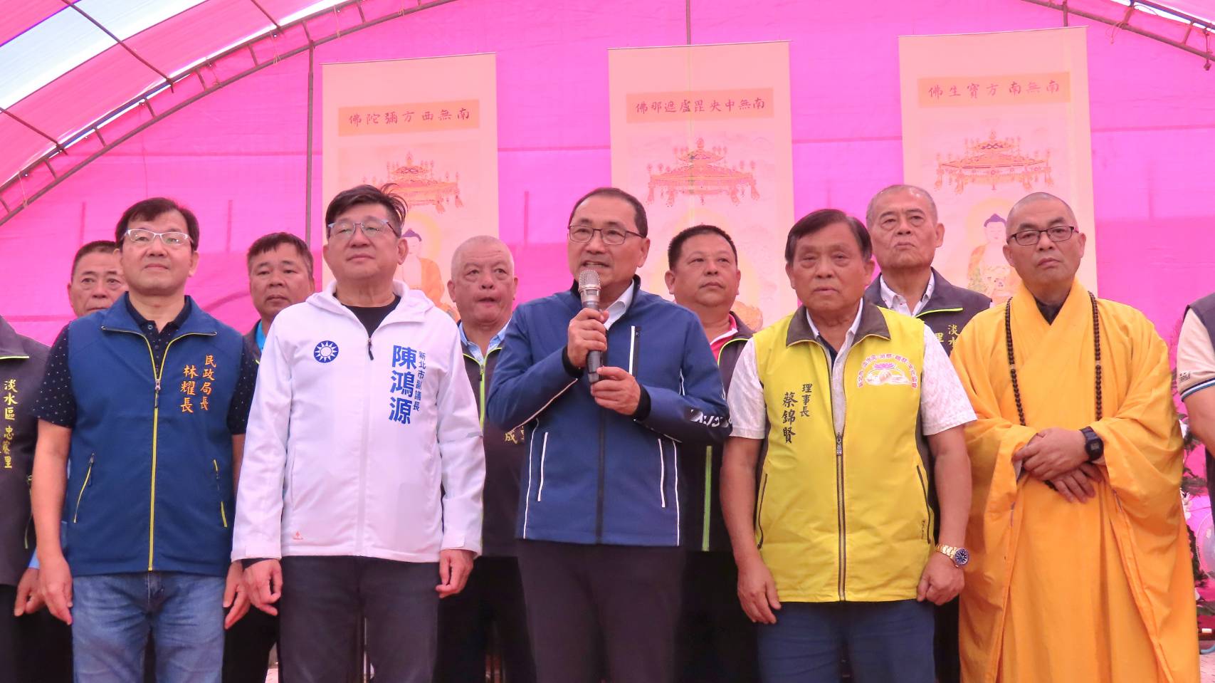侯友宜感謝新北市淡水河河祭路祭文化協會長期投入，同時結合地方團體及里長的力量，凝聚社區向心力、守護河域文化。普度物資並回饋社會，落實在地關懷。
