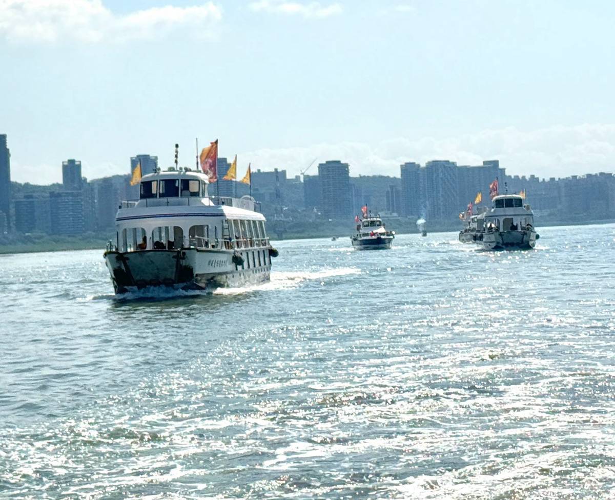 法師率眾搭船前往淡水河面進行河祭。