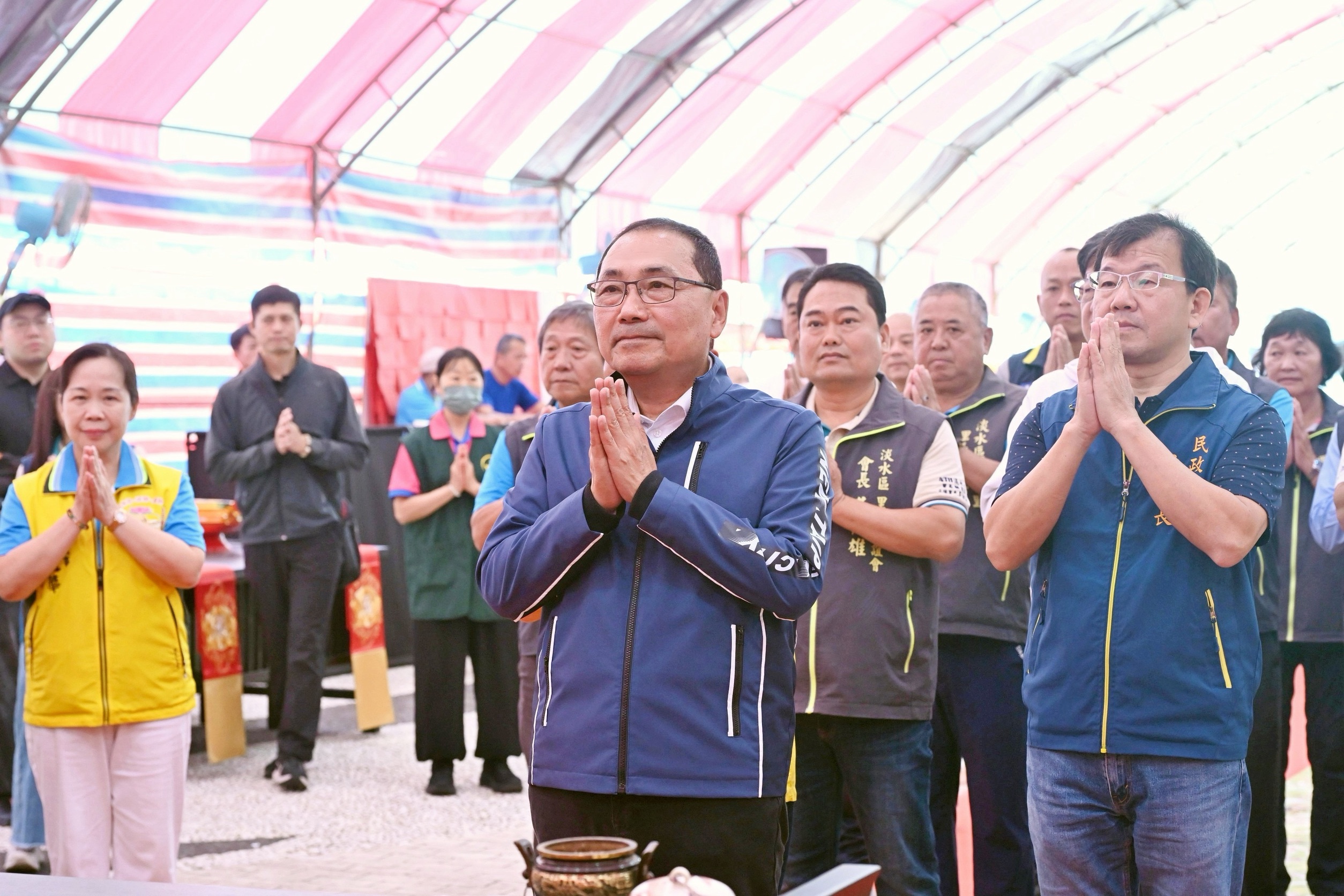 侯友宜出席「淡水河河祭路祭薦拔祈福大法會」，參與禮佛及龍王船、西方船點睛儀式。