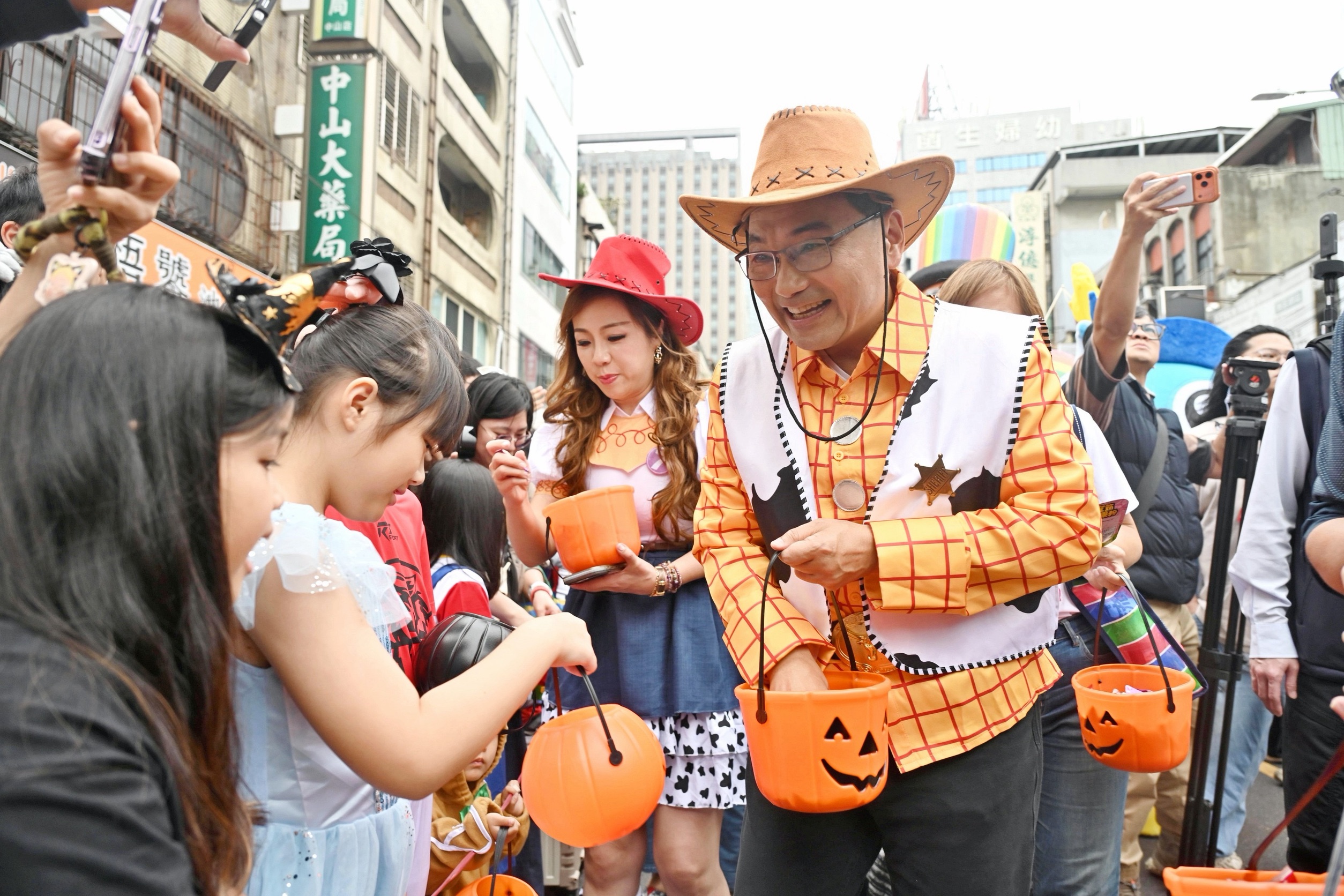 侯友宜率市府團隊沿途踩街並發送糖果給小朋友，希望大家來都能感受府中街區的萬聖節氣氛。