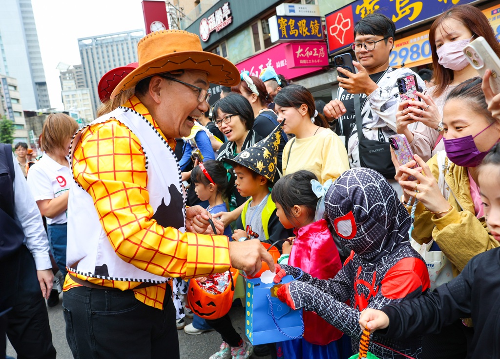 侯友宜市長率領踩街隊伍熱鬧遊行，沿途親切向民眾及小朋友揮手致意、發送糖果，邀請民眾一同參與萬聖節變裝派對，感受歡樂熱鬧的節慶氣氛。