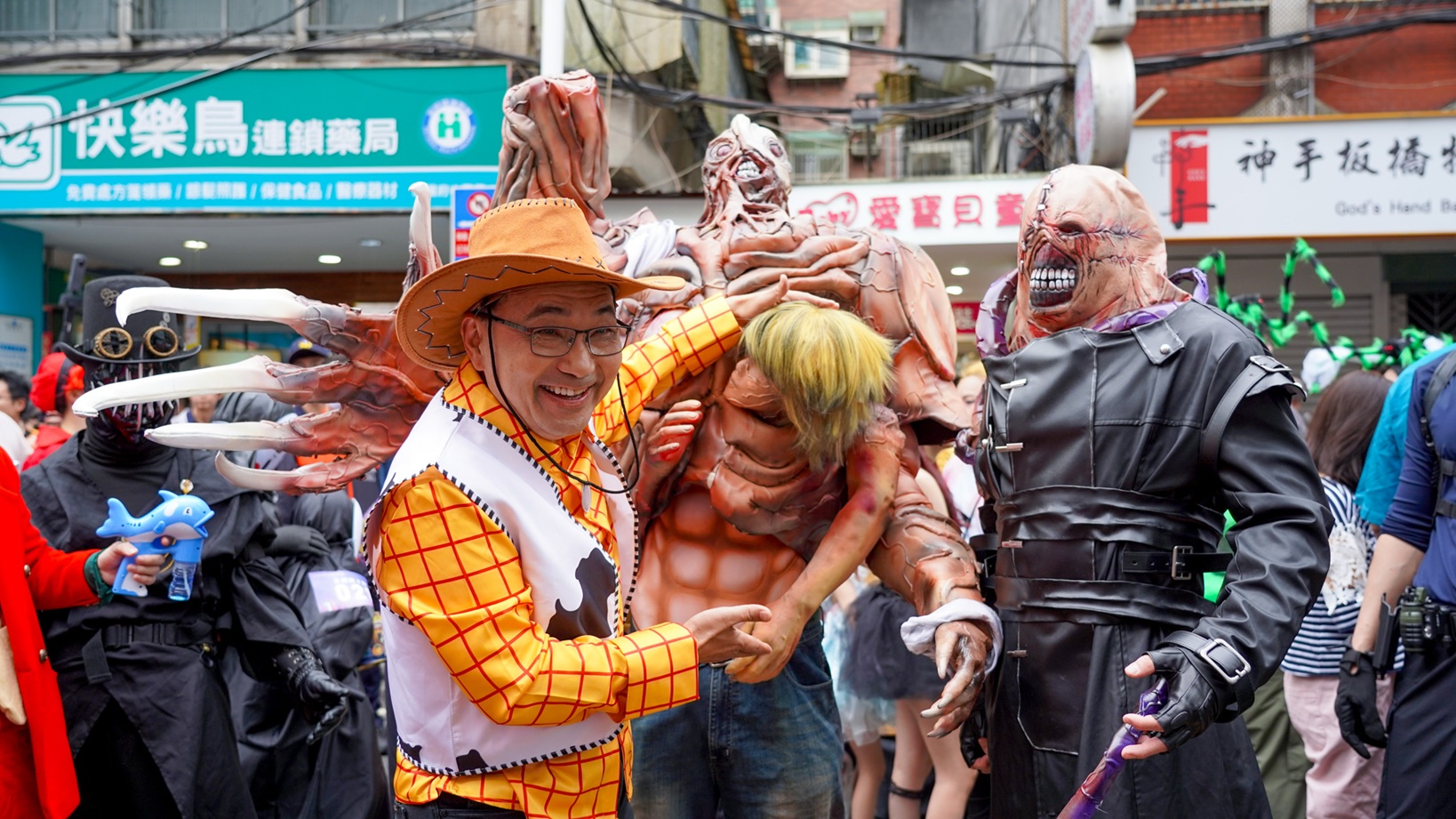 侯市長與參加萬聖節變裝比賽的民眾開心合影，與民眾一同感受萬聖節歡樂熱鬧的節慶氛圍。