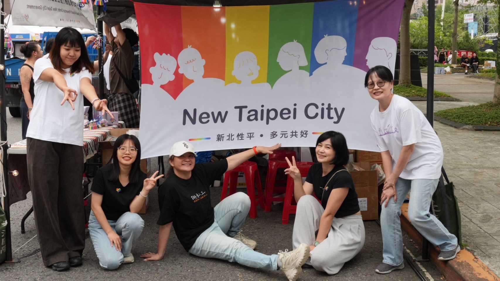 新北家防中心31日參與臺灣同志大遊行彩虹市集設攤，推出「親密關係暴力紅綠燈」互動遊戲。